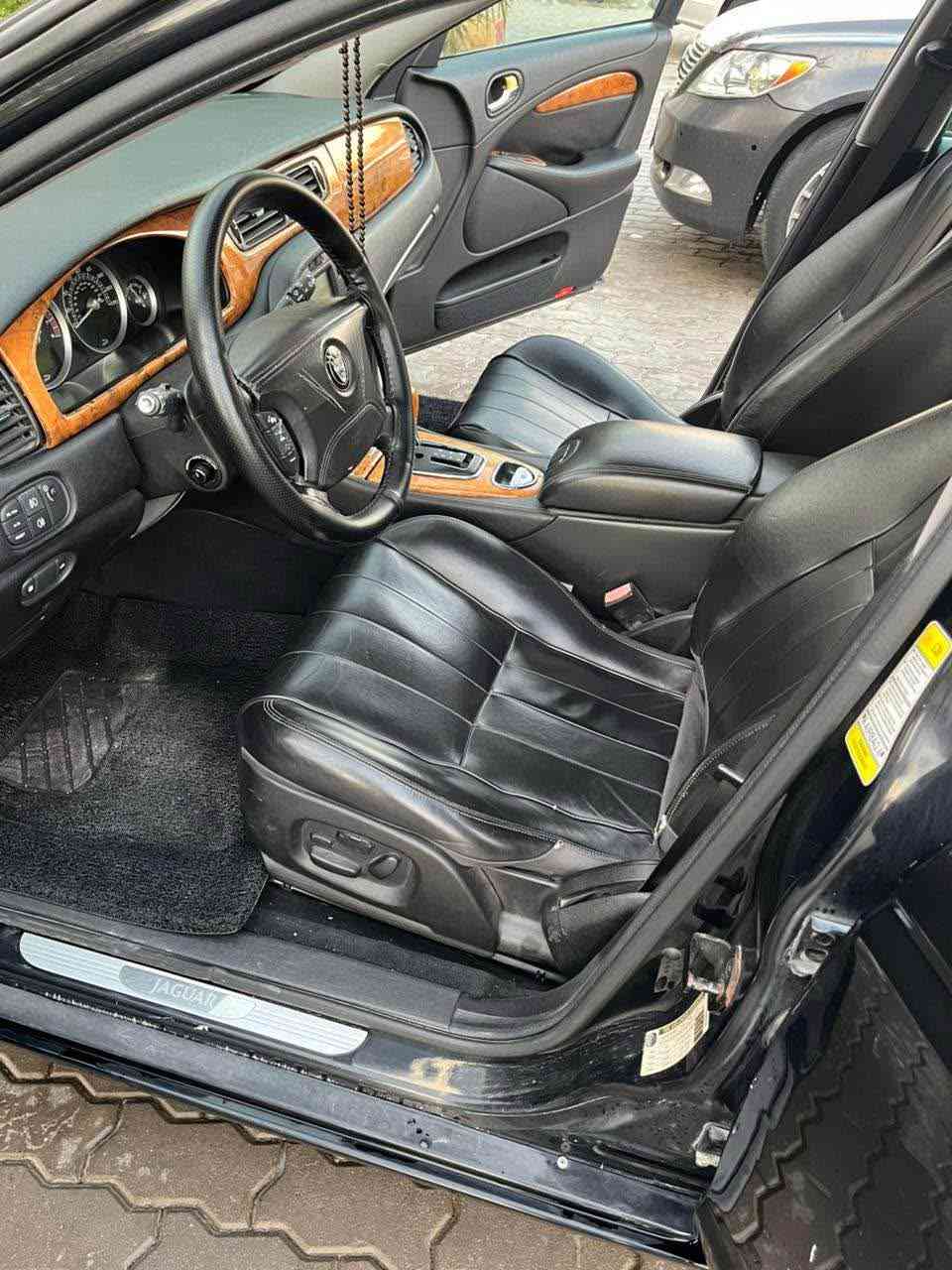سلام عليكم جاكوار S Type موديل 2007
رقم بغداد الجديد باسمي سنويه إلى 2030
بيه حادث فقط المدكر الخلفي واضح بالصور
وباقي السياره مكفوله و مواصفته واضحه بالصور
السياره بيه محرك بطه 3000 وكاسره رنكات
يعني يراد اله محرك وحداديه عامه 
السعر 70 ورقه وبيه مجال قليل
هاتف *********** البصرة, العراق
