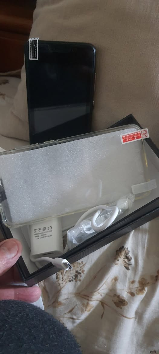 هذني ٦ تليفونات صيني مال امزون كلهن ب ٧٥ الف بلاش والله الي يريدهن يتواصل على الرقم *********** متكلي شنو مواصفات وهاي السوالف تره موبايل صيني مال امزون بس يشتغل أندرويد ويحمل برامج ودبل سيم كارت
