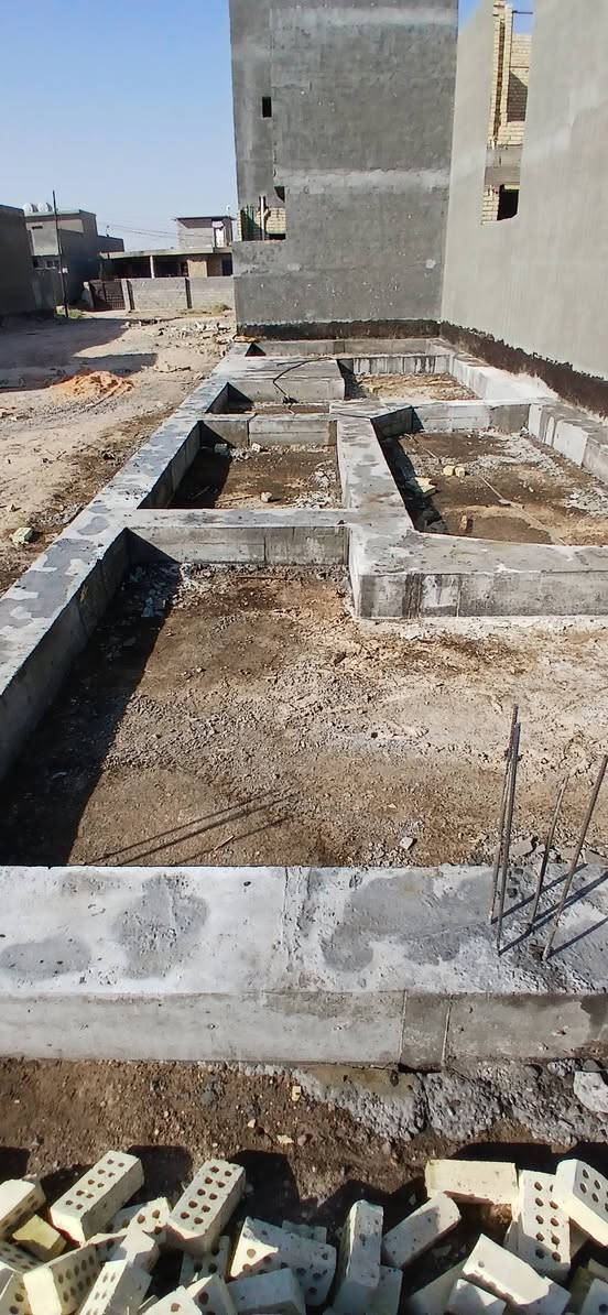 على بركه لله اكمال اعمال صب الاساس الشريطي مع تقطيع بعض الاجزاء ب الرفت 
كانت المواد المستعملة في العمل 
حديد تسليح عراقي مع نشر الاتارير بكثافه 
و رمل و حصو واسمنت ماس مقاوم للأملاح 

بعد انتهاء من العمل تم الرش ب الماء ب شكل متواصل 
للاستفسار مراجعه مكتب العبيدي للبناء 
***********

***********
