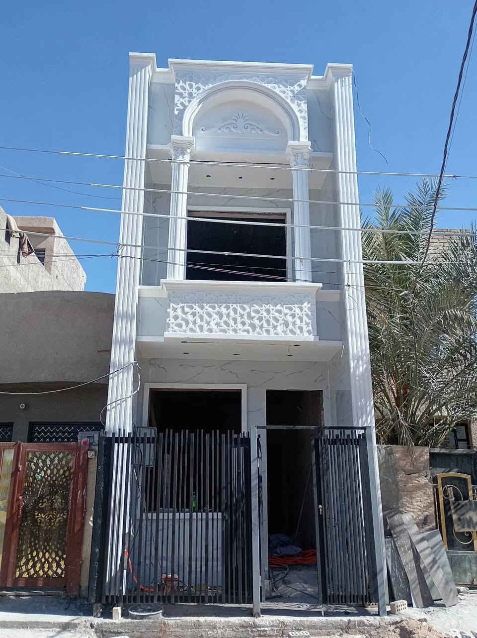 سلام وعليكم
حي الجهاد الديوان المخابرات 
دار المساحه ٧٥ البناء ٢٠٢٦حديث يتكون من ثلاث غرف نوم 
وصاله وحولي و مطبخ وخدمات ٢
باب الخارجي قاصه
شبابيك المنيوم
ستلام مفتاح
باقيله ١٥ يوم ويخلص 
ستفسار ***********
***********
