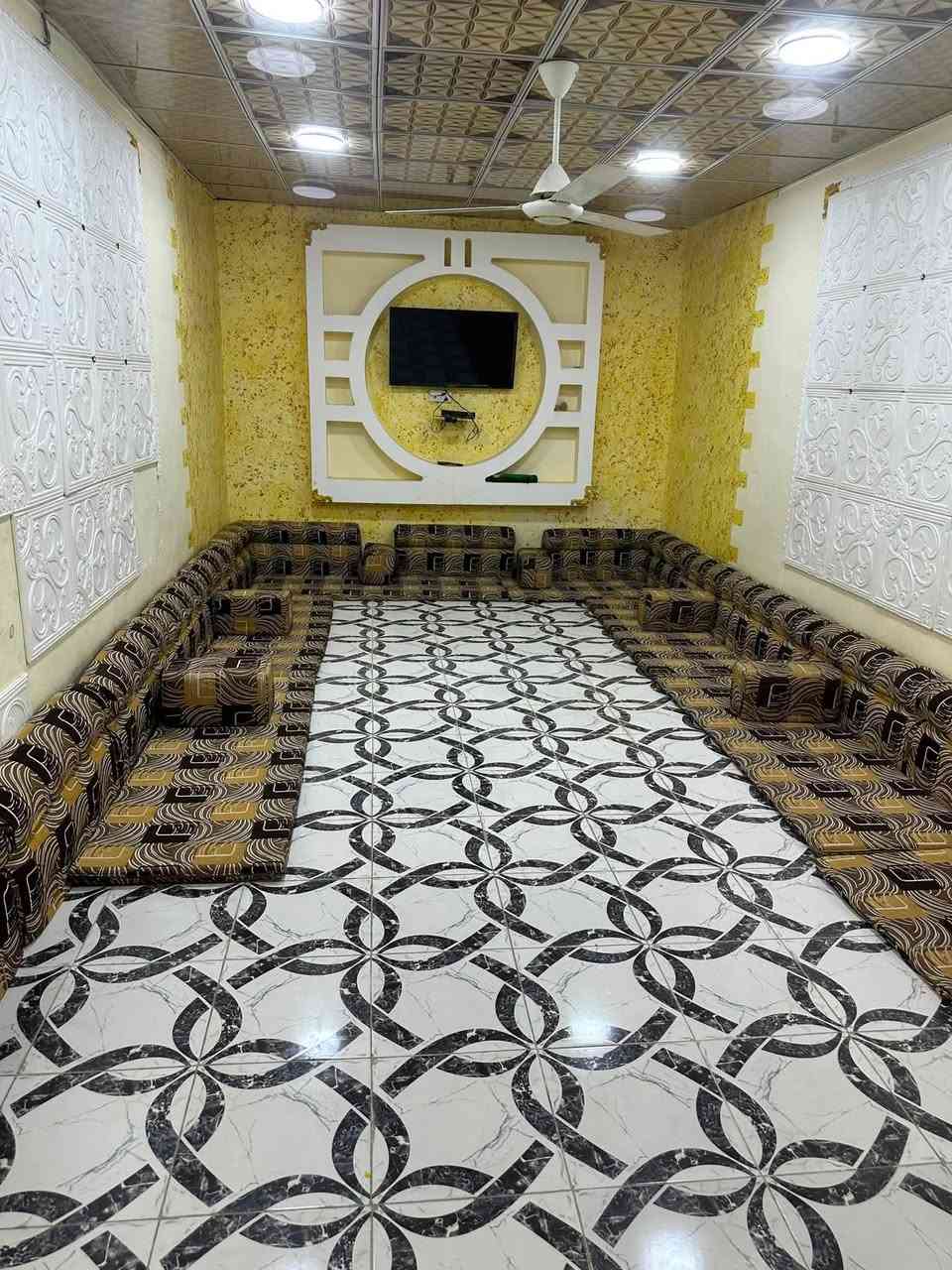 السلام عليكم بيت بحي العسكري قرب المستشفى موقع جيد مساحته 250م واجه 5-12ونزال20 مطلوب 70 للمصرف الرافدين  يحتوي على غرفتين وصاله ومطبخ وبراني وصحيات داخليه وخارجيه وكراج كبير بناء البيت متوسط مرمم ارضيه بورسلين طابوك والسقف صب جاهز لسكن بسعر مناسب للاستفسار مراسلة الصفحه او الأتصال ***********
