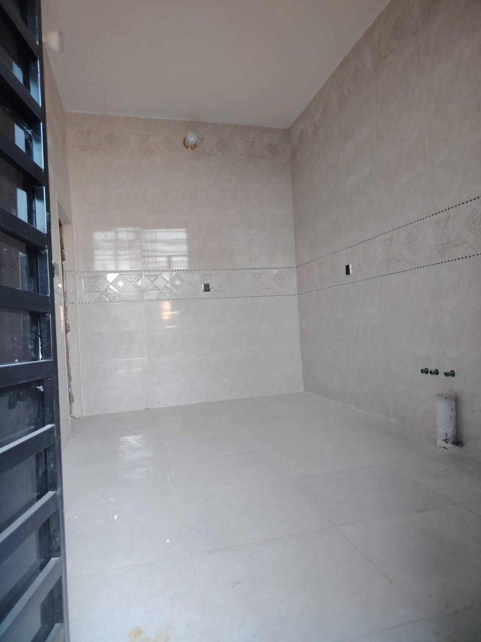 سلام عليكم  بيت البيع      مساحته 100 بناء درجه اوله يتكون من غرفه وصاله وستقبال ومطبخ وحمام داخلي ومكشوفه وساحه زغيره ولبيت كله بورسلين الرضيه وبورك ولمطبخ كله سراميك البيت يبعد عن شارع 200 موقع قريب عن شارع البيت مامسكون ستوه طلع منه البنه جديد قرار 25 بي قرار محكمه  السعر 45 وبي حك الجيه العنوان عباسيه قرب معرض التاج ***********
