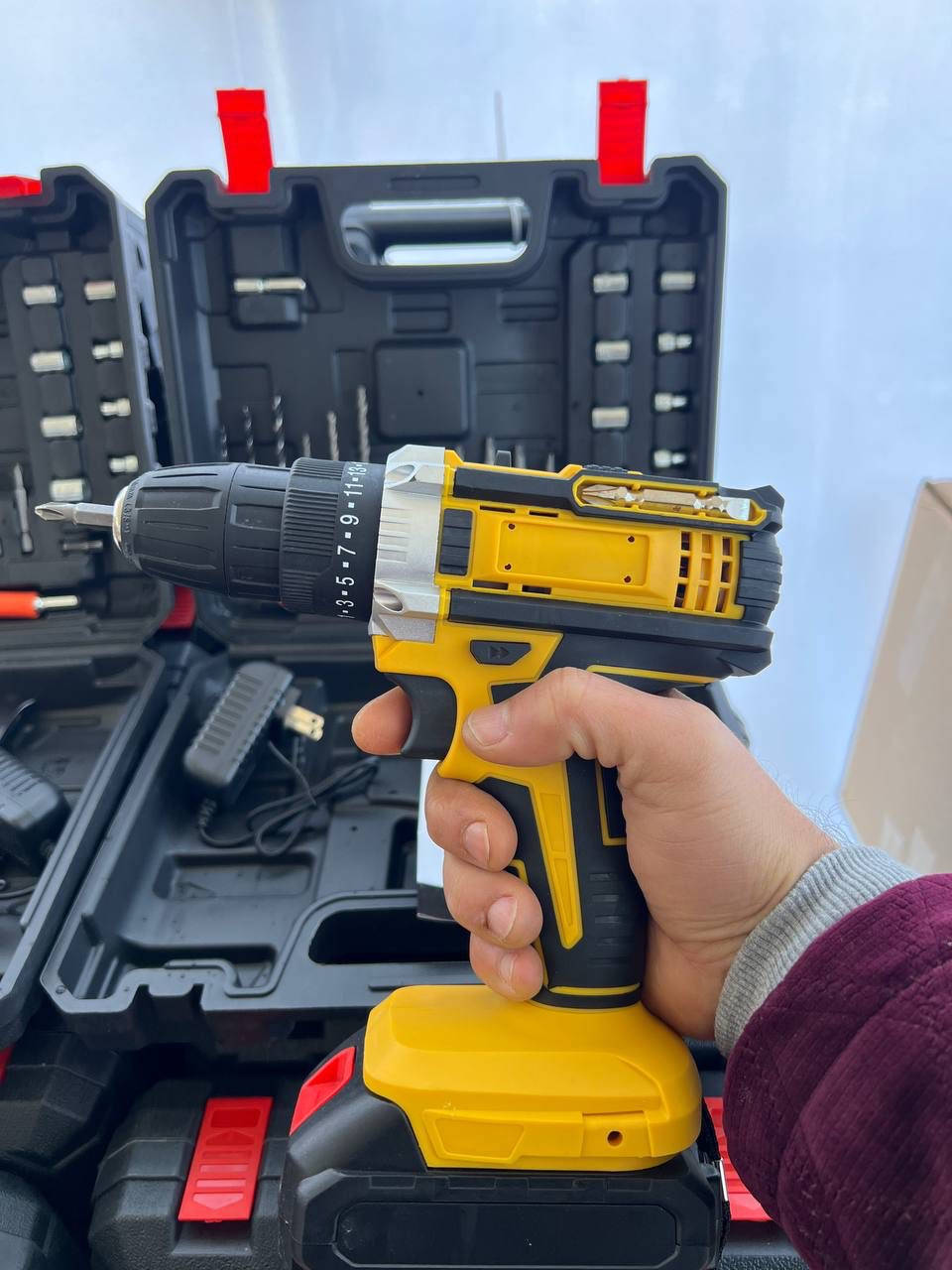 ناوی کالا { دریل  }
٢٨ پارچەیە 
پاتری بەقوەت بەرگە گرتنی زۆر 
١ پاتری لەگەلدایە 
شەخن 
دەمی کردنەوە بەستن 
دەمی 
دەمی کون کردن 
دەمی سوران بۆ کاتی بەستن 
 ١ عدد ؛~ ٢٨ هەزار 
جوملە :٢٣ هەزار

‎گەیاندن لەسەر خۆمانە بۆ تەواوی کوردستان عێراق
‎عدد بەردەستە بە جوملە 
‎بە جوملەمان هەیە بۆ دوکاندارە بەڕێزەکان
‎ژ.م***********
‎واتساب-ڤایبەر
