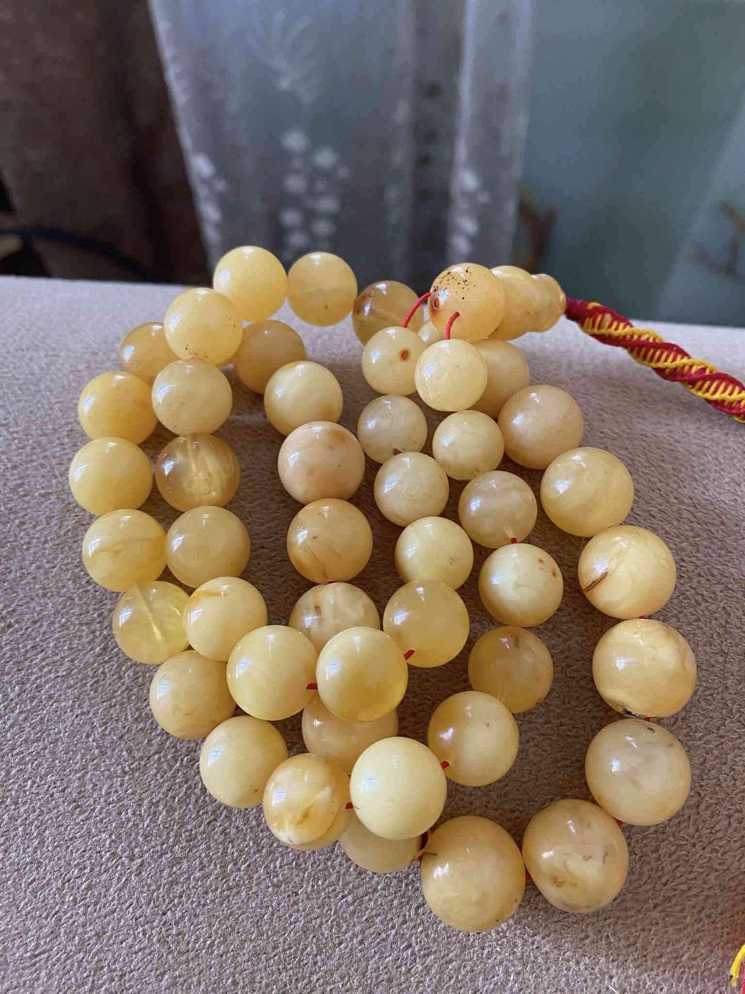 كهرب بولوني ماخذه لون مغلفه سعر غرام 5 الاف عراقي فقط سبحه وزنها 73 غرام شباب منو مهتم للتواصل واتساب على رقم *********** يوجد توصيل جميع محافظات
