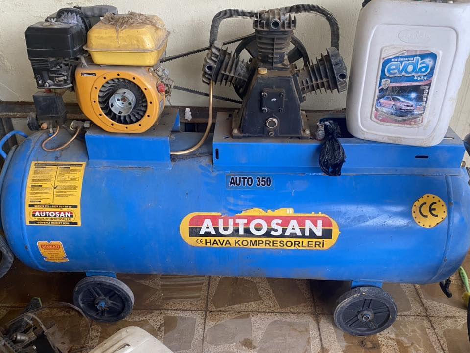 السلام عليكم
غراض غسل كاملة للبيع ٣ ضاغطات كمبريسر هواء حجم كبير ١ بطل زاهي ١ مكنسة كهربائية ثلاث سرعات شفط الماء والاوساخ ١ مقاعد ثلاثية عدد ٢ بالإضافة رمبات حديد عدد ٢ 
وبواري تأسيس كاملة التواصل واتساب او على الخط 
***********
