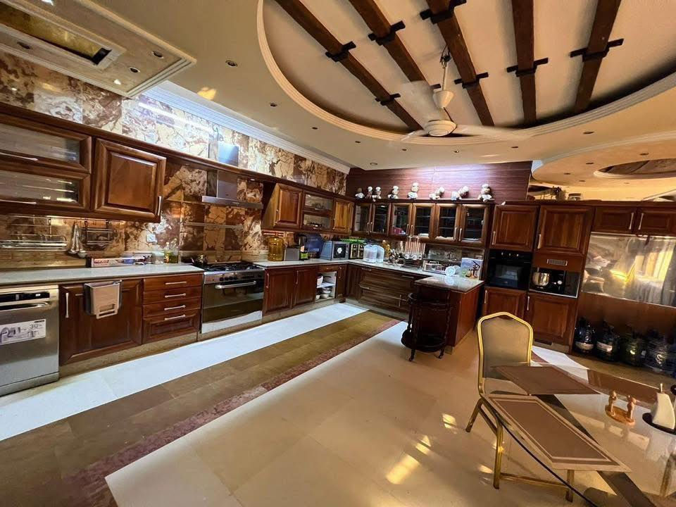 🔱 دار لـلبيع فـي الـجـادريــة مقابيل البنك المركزي 🔱

الموقع :📍 الـجـادريــة ثـانـي عقار من شارع مقابل البنك المركزي .

♦️الـمـسـاحـه : 642 متر

🔴الـواجـهـة : 22،5 متر

🔷 سـنـه الـبـنـاء 2018 

🔶  سـنـد الـعـقـار  مـسـتـقـل
  
🔗 يـتـكـون الـدار  مـن :

 كـراج - حـديـقـه - مـسـبـح

 وصالات و غرف نوم عدد 9 مطبخ  عدد 3 حمام عدد 8

- للاستفسار والطلب يرجى التواصل على الارقام التالية :

الـمـهـنـدس عــمـر الــزيــدي 

  📞     ***********     -     ***********

نـسـتـقـبـل كـافـه العروض التجاريه والسكنية في الكراده والجادريه والعرصات 

عنوان الشركة دار السلطان في العرصات الهندية مجاور فندق بلوم
