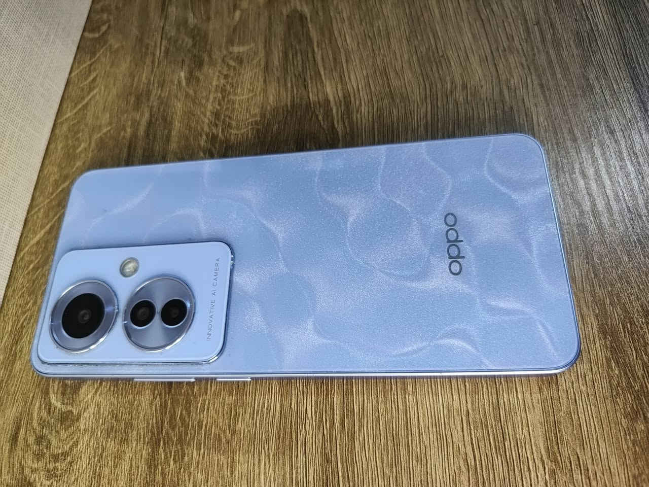 الجهاز الظاهر في الصور هو هاتف OPPO Reno11 F 5G (باللون الأزرق المميز بنقشة تموجات المياه الأنيقة).
الجهاز الظاهر في الصور هو هاتف OPPO Reno11 F 5G (باللون الأزرق المميز بنقشة تموجات المياه الأنيقة).
إليك أهم وأبرز مواصفات هذا الجهاز بالتفصيل بناءً على ما يظهر في شاشة معلومات الهاتف والصور الأخرى:
📱 المواصفات التقنية الرئيسية
الشاشة: شاشة كبيرة بحجم 6.7 بوصة (من نوع AMOLED تدعم ألواناً ممتازة وتأتي بحواف نحيفة جداً).
المعالج: من نوع MediaTek Dimensity 7050، وهو معالج قوي يدعم شبكات الجيل الخامس 5G ويقدم أداءً ممتازاً وسلساً في الألعاب والمهام اليومية.
التخزين والذاكرة:
مساحة التخزين الداخلية: 256 جيجابايت (تتيح لك حفظ آلاف الصور والفيديوهات).
الذاكرة العشوائية (RAM): 8 جيجابايت، مع ميزة توسيع الذاكرة افتراضياً بإضافة 4 جيجابايت إضافية لتعزيز الأداء أثناء فتح تطبيقات متعددة.
البطارية: سعة ضخمة تصل إلى 5000 مللي أمبير، وتدعم الشحن السريع جداً (بقوة 67 واط بتقنية SUPERVOOC).
📸 منظومة الكاميرات
الكاميرات الخلفية (ثلاثية):
الرئيسية: بدقة 64 ميجابكسل لالتقاط صور عالية الدقة والتفاصيل.
الزاوية الواسعة جداً (Ultra-Wide): بدقة 8 ميجابكسل لتصوير المناظر الطبيعية والمجموعات.
الماكرو (تصوير الأشياء القريبة جداً): بدقة 2 ميجابكسل.
الكاميرا الأمامية (السيلفي): ممتازة جداً بدقة 32 ميجابكسل لتقديم صور سيلفي واضحة ونقية.
⚙️ نظام التشغيل والتصميم
واجهة التشغيل: يعمل بنظام ColorOS 14.0 المبني على نظام أندرويد، وهي واجهة سلسة، سريعة، وتحتوي على ميزات ذكاء اصطناعي ذكية.
التصميم: يتميز بظهر ذي مظهر مائي متلألئ (يعرف بتصميم الجسيمات المغناطيسية) مع إطار مسطح مريح لليد، ومقاومة جيدة لقطرات الماء والغبار بمعيار IP65.
سلسة (Smooth): تتيح لك اختيار معدل إطارات قوي جداً (Extreme) للعب بسلاسة تامة وثبات عند 60 إطاراً (60 FPS). سعره 190 وبي مجال . ***********
