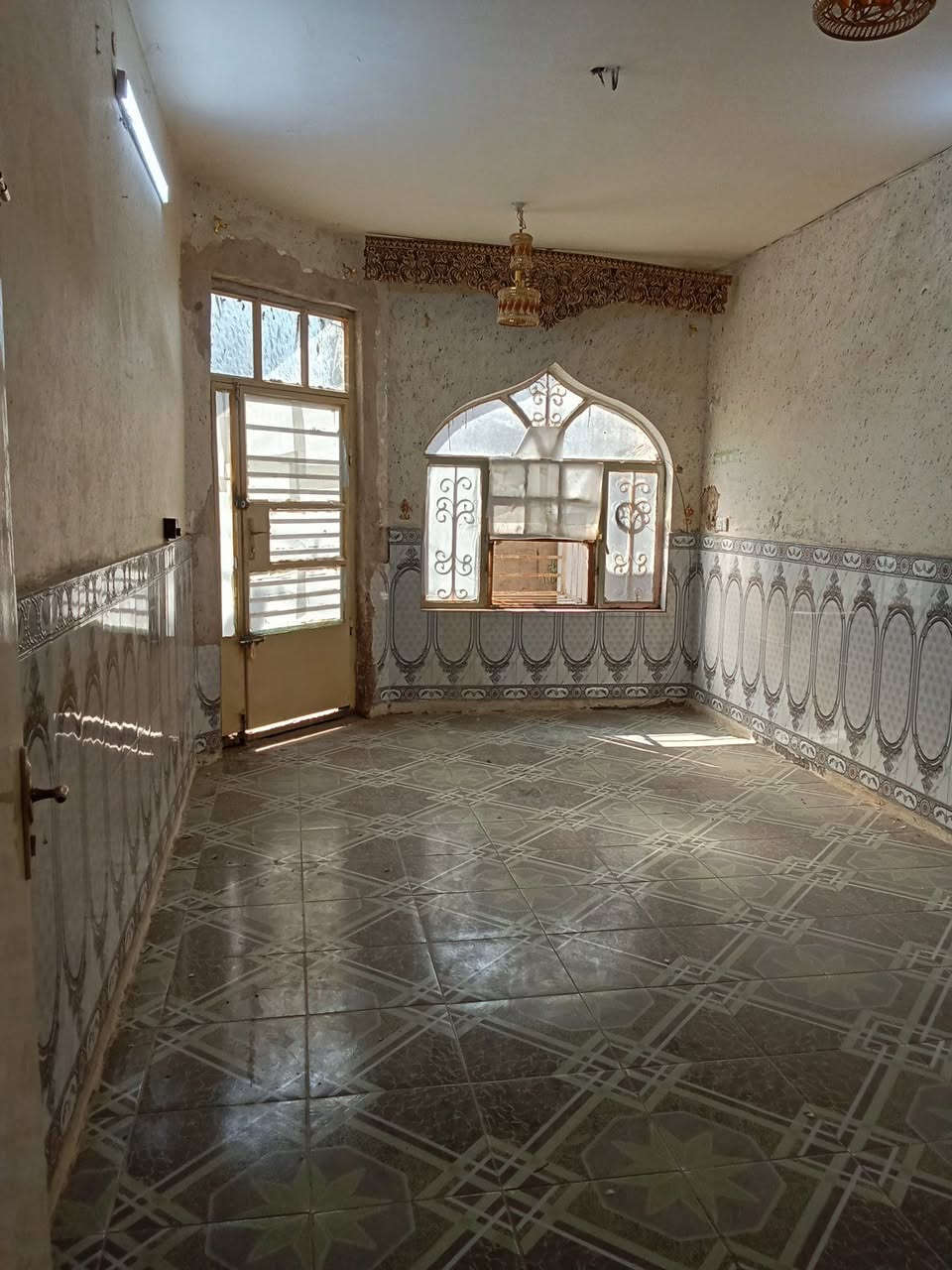 بيت 150م على ساحة بغداد الحسينية خلف ابوسمير منطقة 26 4طوابق استقبال ومطبخ وحولي وصحيات داخلية وخارجيه وغرفتين طابق ثاني 4نوم وحولي وصحيات الطابق الثالث غرفة وسطحين طابق الرابع بيتونه وسطح بيع او مراوس حسب الاتفاق السعر 148 رقم الهاتف بي واتساب ***********
