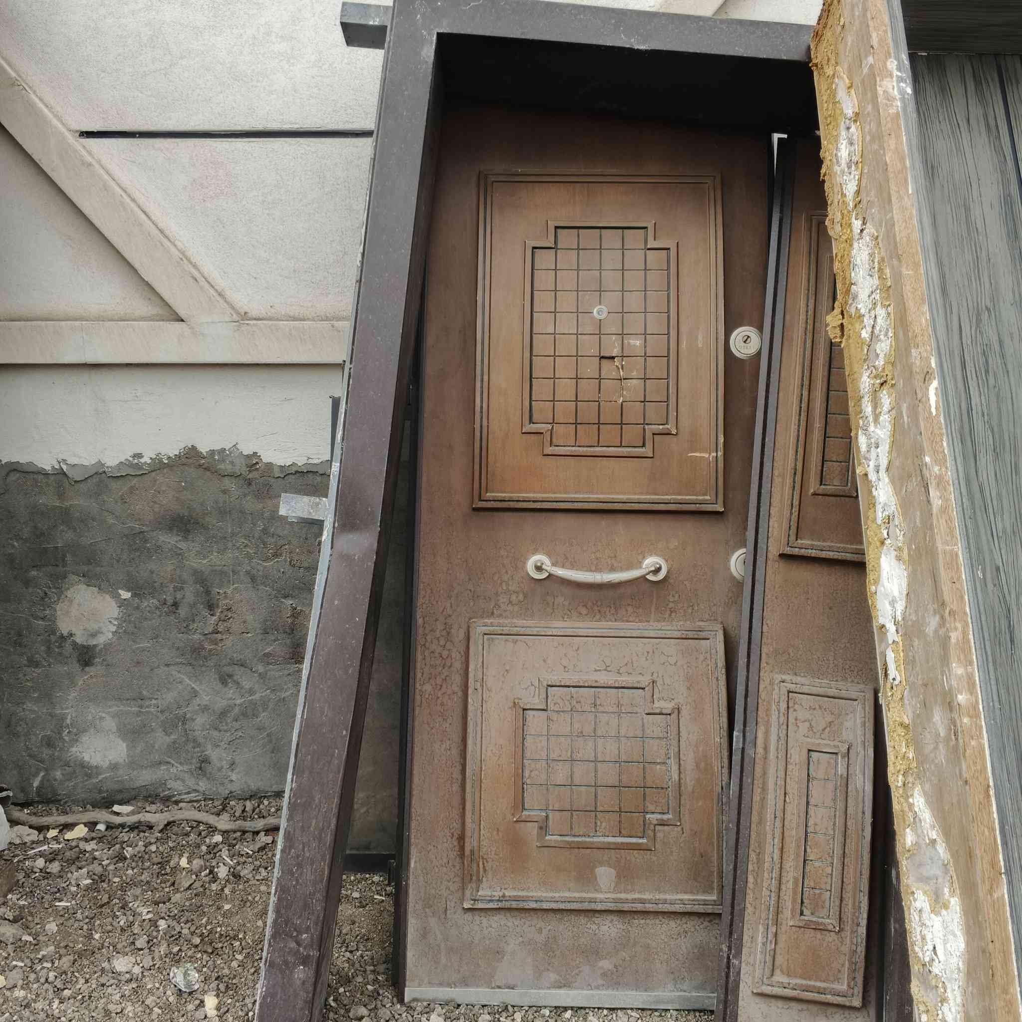 يوجد ابواب وشبابيك للبيع باب المنيوم ابو الجام باب +طلاكتين خشب 3 اشكال +شبابيك المنيوم جام سلايت حديثه +باب مطبخ طبك مع شباك +كل الغراض نظيفه للاتصال ***********
