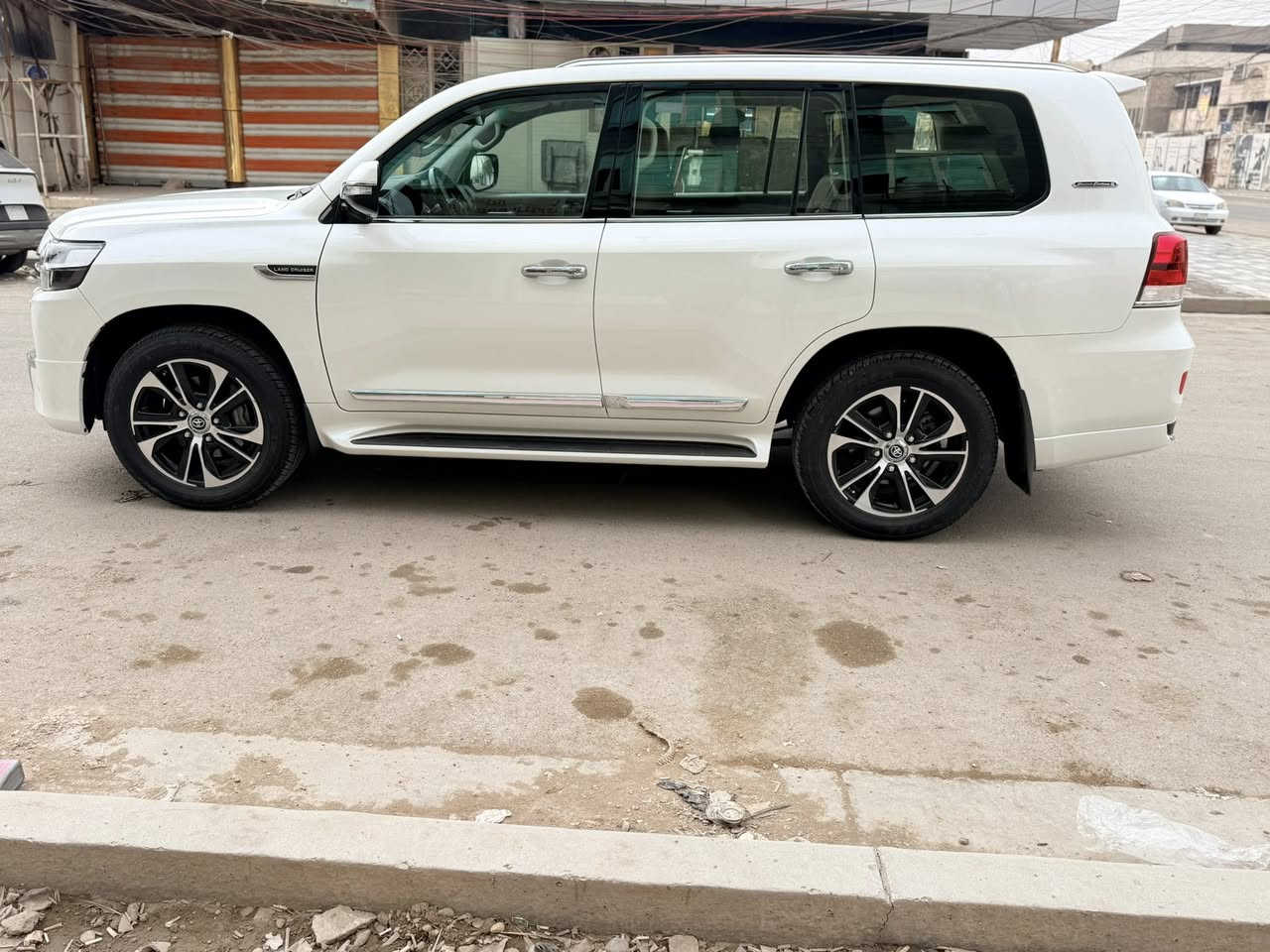 السلام عليكم
لاندكروز بحريني 2021 مكفولة كفاله عامه فول 1/1
 سياره جديده بمعنى الكلمه
مواصفاتها
كشن 3حركات
3شاشات
حساسات اماميه خلفيه
كامرا خلفيه 
جنطه كهرباء
كشنات كهرباء
فتحه
السعر 565 وبيها مجال بسيط للاستفسار الاتصال
***********
