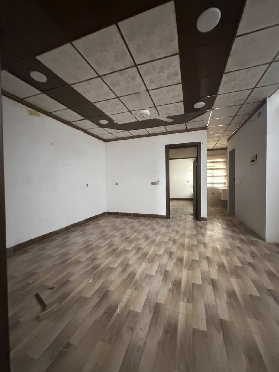 بيت للايجار 175 الف قفل العنوان رابرين خلف سكلة خورشيد اخر فرع
متكون من غرفة نوم وستقبال وهول ومطبخ ومجمع صحيات كامل مساحة 160 متر 
البيت بي بير ارتوازي 40 متر يعني انسه الماي
و 4 بنكات سقفية وسبلت كونديشن للاستقبال
للتواصل ***********
