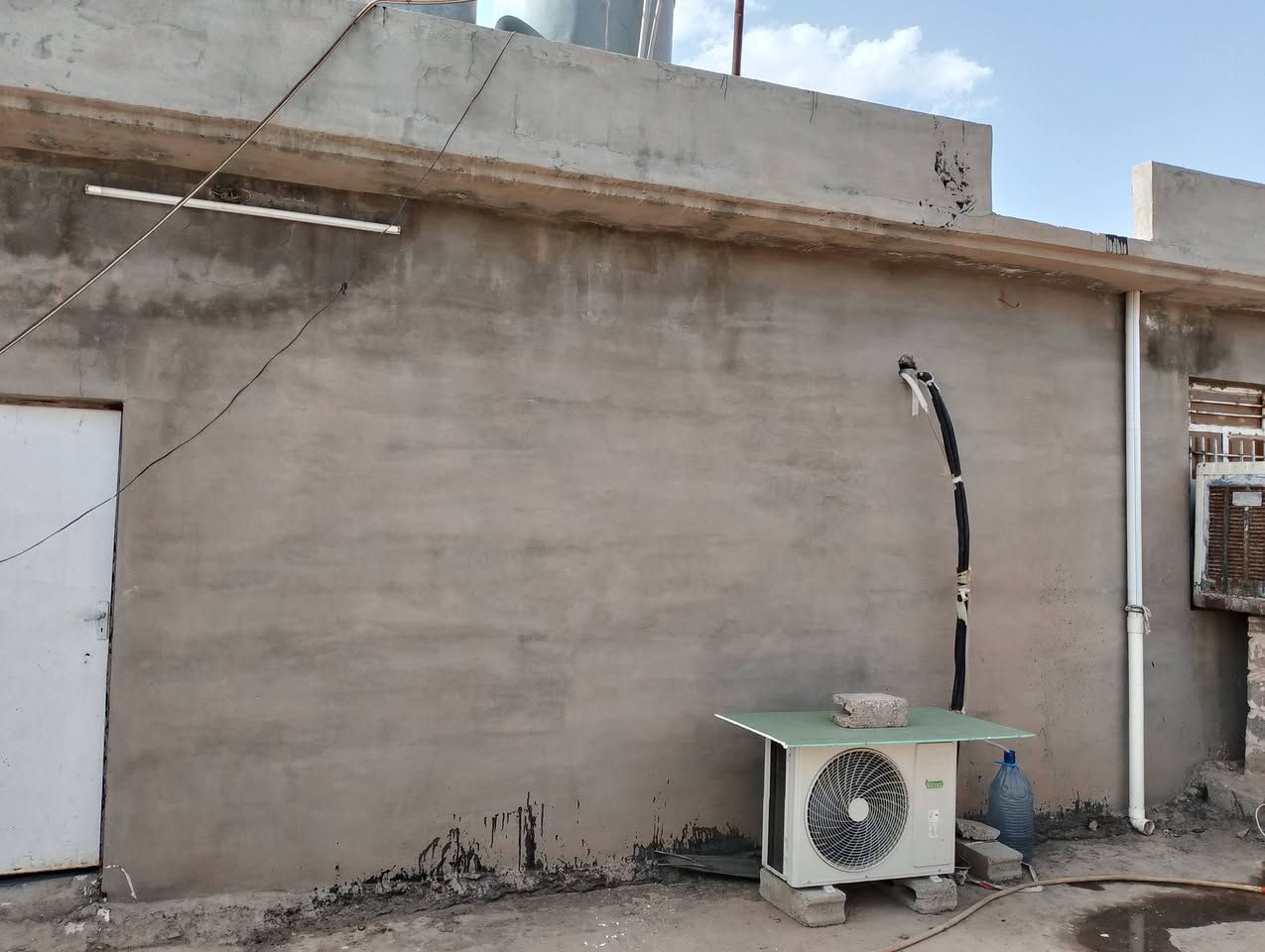 سلام عليكم دار للبيع في حي حمزلي 
المساحه ١١٧طابقين
التفاصيل بالمنشور 
اتصل عالرقم ***********موجود عالواتساب
