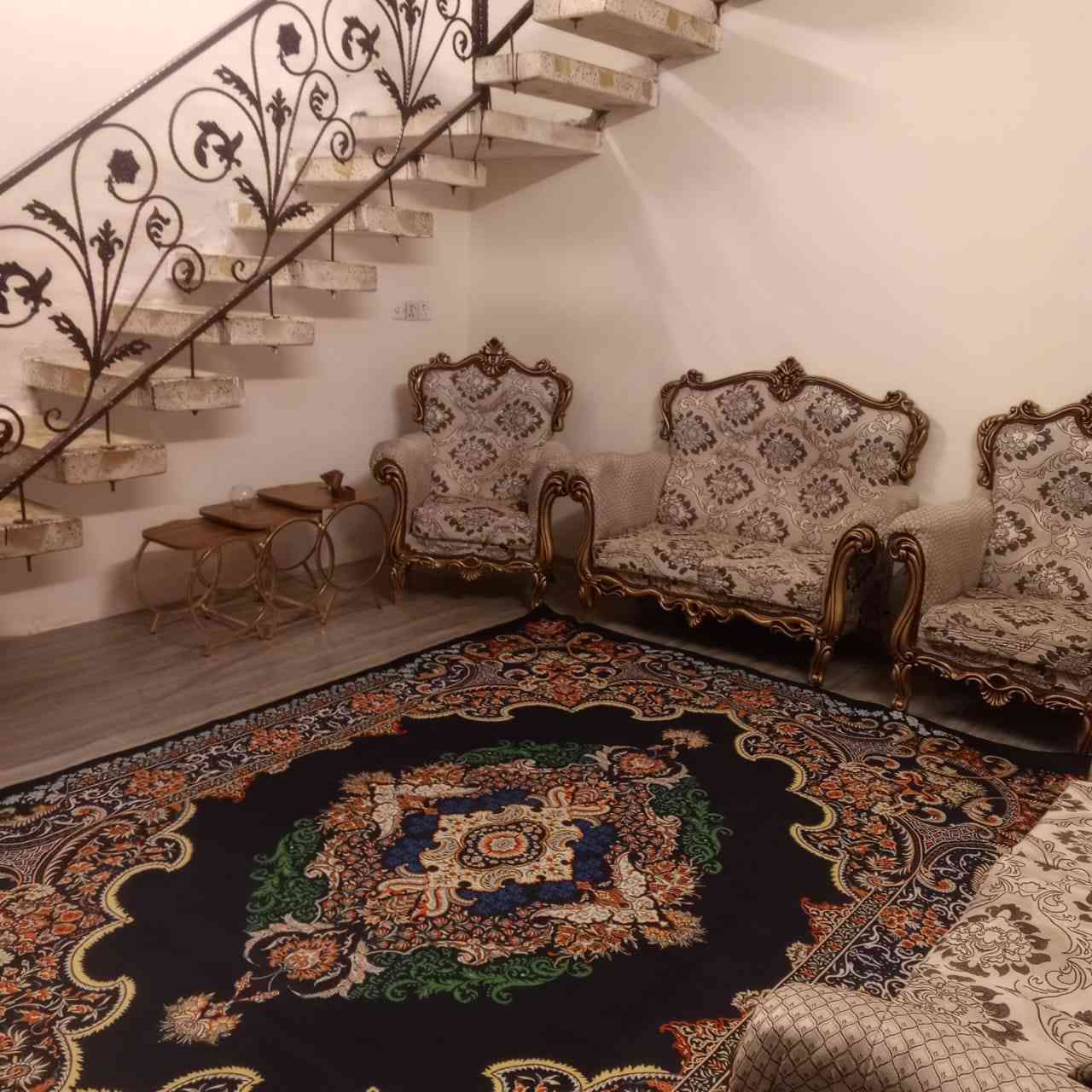 السلام عليكم مكلف بنشر بيت للبيع 300متر بحي الأمين الاوله مقابيل حسنيه سفينه النجاه قريب عشارع شارع تبليط مجاري كافه الخدمات للاستفسار اتصال *********** مكلف بل نشر
