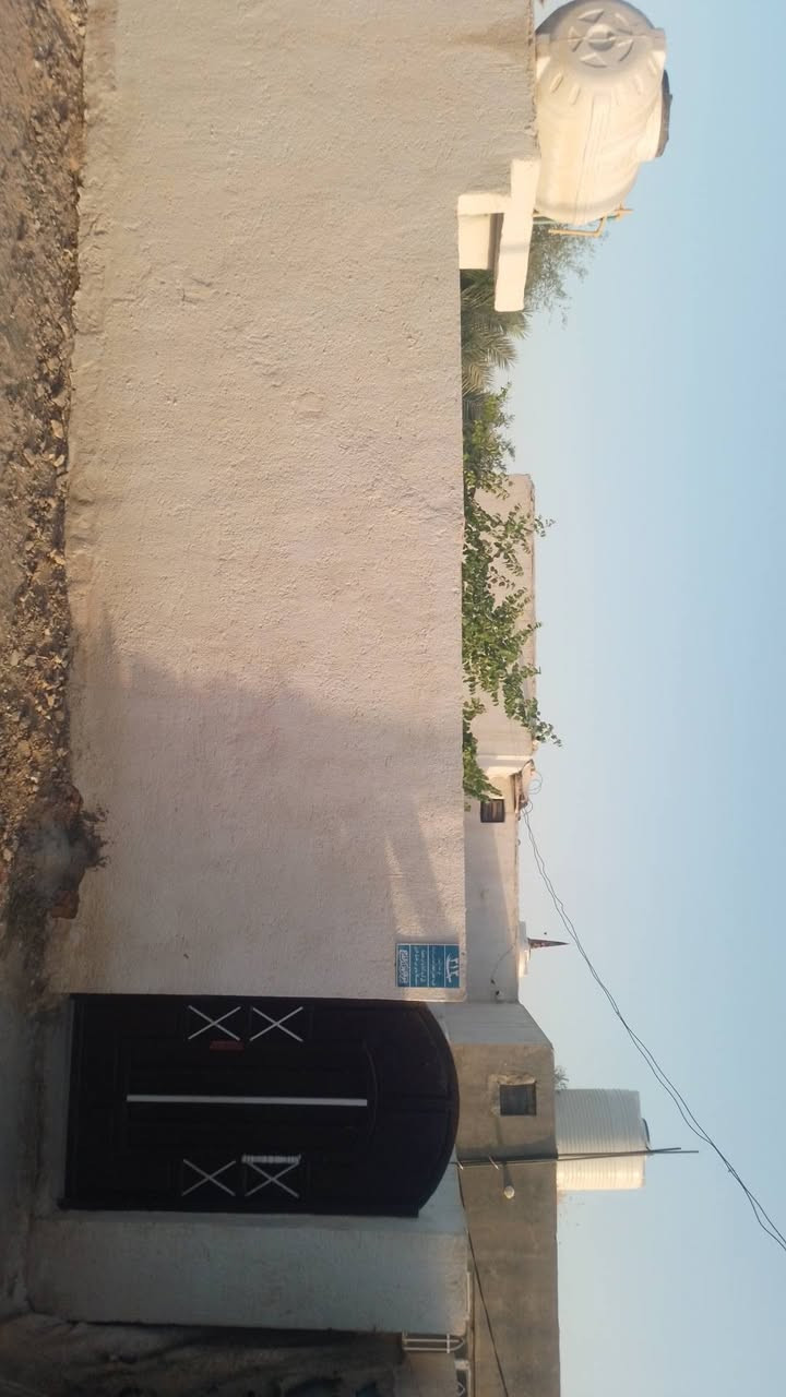 السلام عليكم بيت للبيع ع طريق أبو الجاسم ع حي الشهداء مساحة البيت 200 متر يتكون من غرفتين وصاله وستقبال و مطبخ وصحيات +قطعه 375متر مشجره نخل وحمضيات التواصل ع هاذا الرقم ***********   مامتواجد ع فيس الشراي يجي يشوف وبي خير ويدلل
