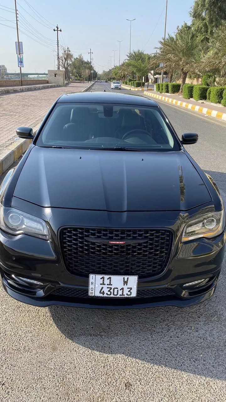 ـ Chrysler 300 فئة 300L / Touring-L.2023
🔹 المحرك: 3.6 لتر  V6
🔹 القوة: حوالي 292-300 حصان  
🔹 العزم: حوالي 353 Nm  
🔹 ناقل حركة: أوتوماتيكي 8 سرعات  
🔹 نوع الدفع: دفع خلفي
28im

من المواصفات القياسية أو الشائعة:  
✔ شاشة لمس 8.4″ مع نظام ترفيهي وملاحه
✔ دخول وتشغيل بدون مفتاح
✔ مكيف هواء مزدوج المناطق
✔ مقاعد أمامية قابلة للتسخين
✔ مراقبة النقطة العمياء Blind Spot
✔ حساسات ركن أمامية وخلفية + تنبيهات حركة خلفية (في الغالب)
✔ جنوط 20″
حادث السياره جاملغ +البنيد اصلي نفس لون بدون صبغ ولا تعديل
السعر282$
ميسان العماره 
***********
