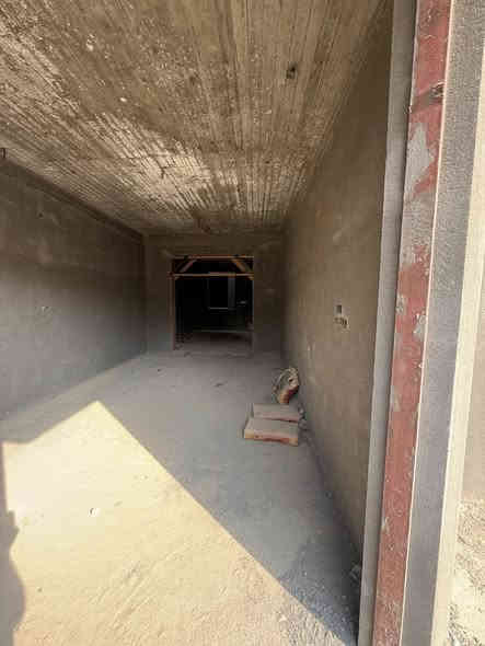 السلام عليكم. بيت حي الجامعة مقابيل جامعة المثنى و كليه الهندسة بالضبط كماا موضح في الصور.
البيت مساحة ٢٥٠م. يتكون من ٤ غرف نوم واحده منهم سويت و المطبخ حار وبارد و مكشوفات عدد ٢ و حمامات داخلية وخارجية و كراج للسيارة وحديقة.
الطابق الأول. كامل من ناحية اللبخ،كهرباء ،مجاري و صبة نظافة.
الطابق الثاني غرفتين و صالة و حمامات و سطح خارجي في الطابق الثاني بالاظافه للسطح  الكبير. الطابق الثاني ع وضع الطابوق. 
البيت مطلوب للإسكان.

للاستفسار الاتصال على الرقم ***********
