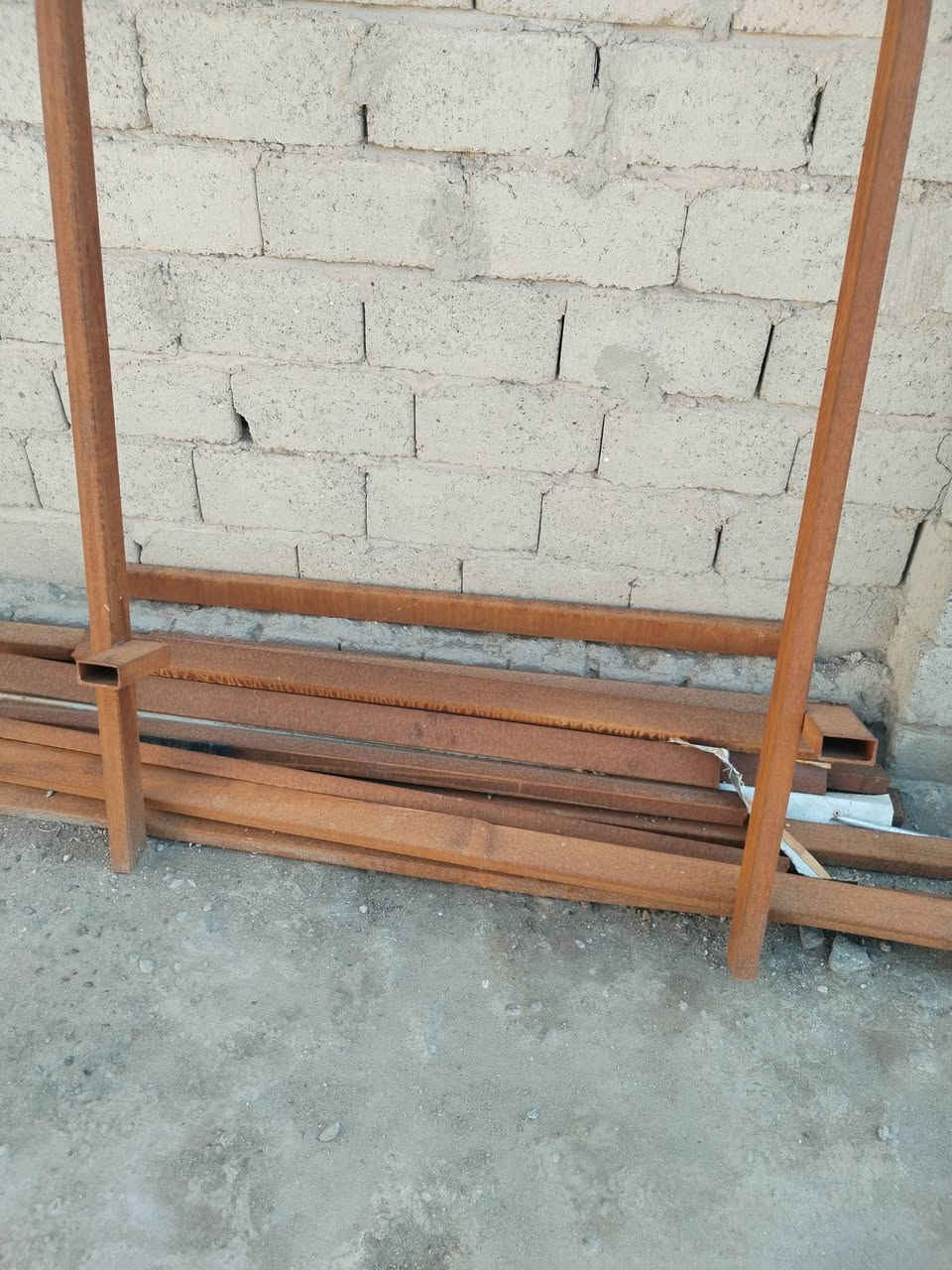 سلام عليكم حديد للبيع جديد بس لاحه المطر
***********
