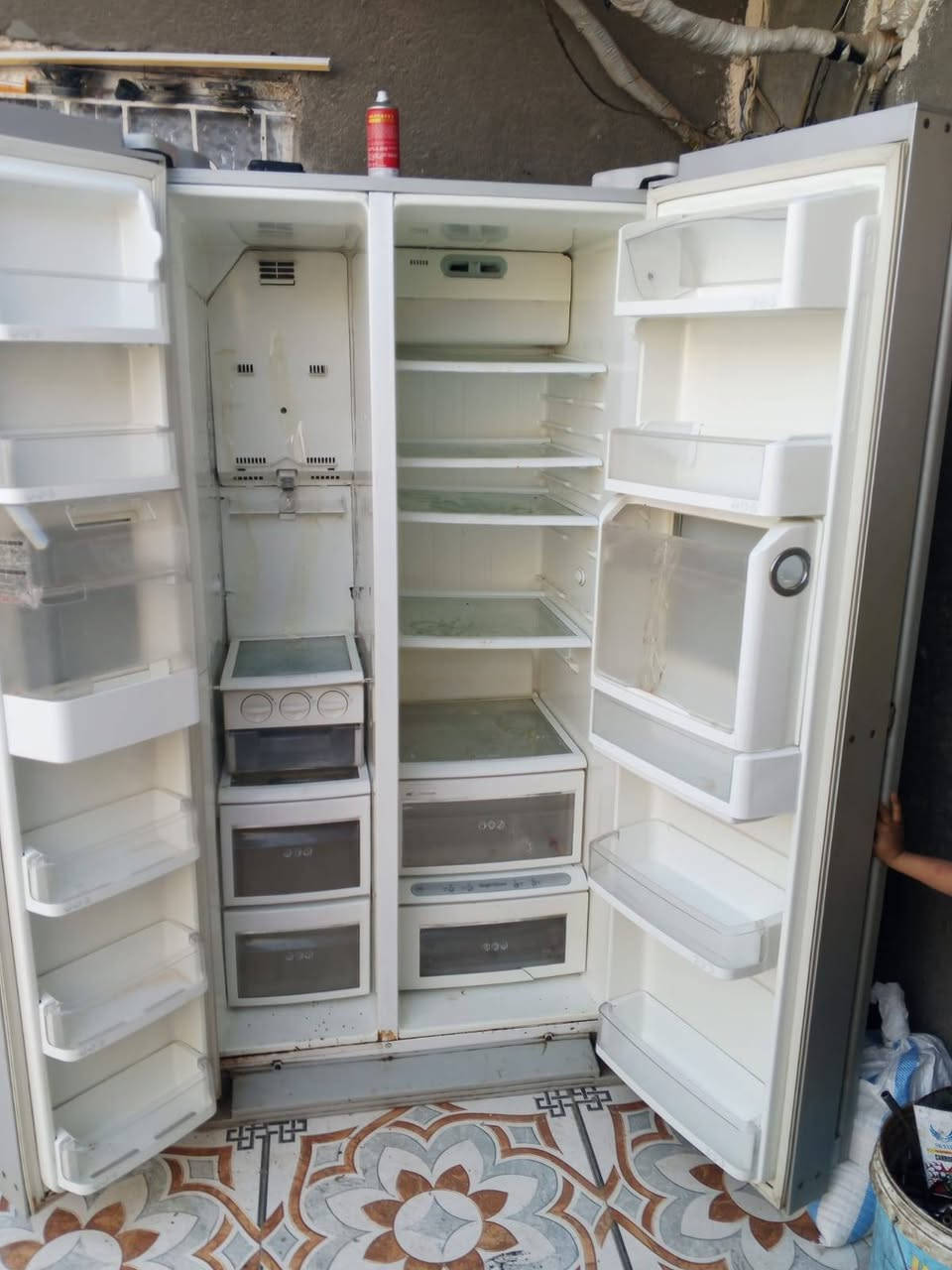 سلام عليكم ثلاجه لبيع السعر 300 وبيها مجال الشراي يتصل ***********
