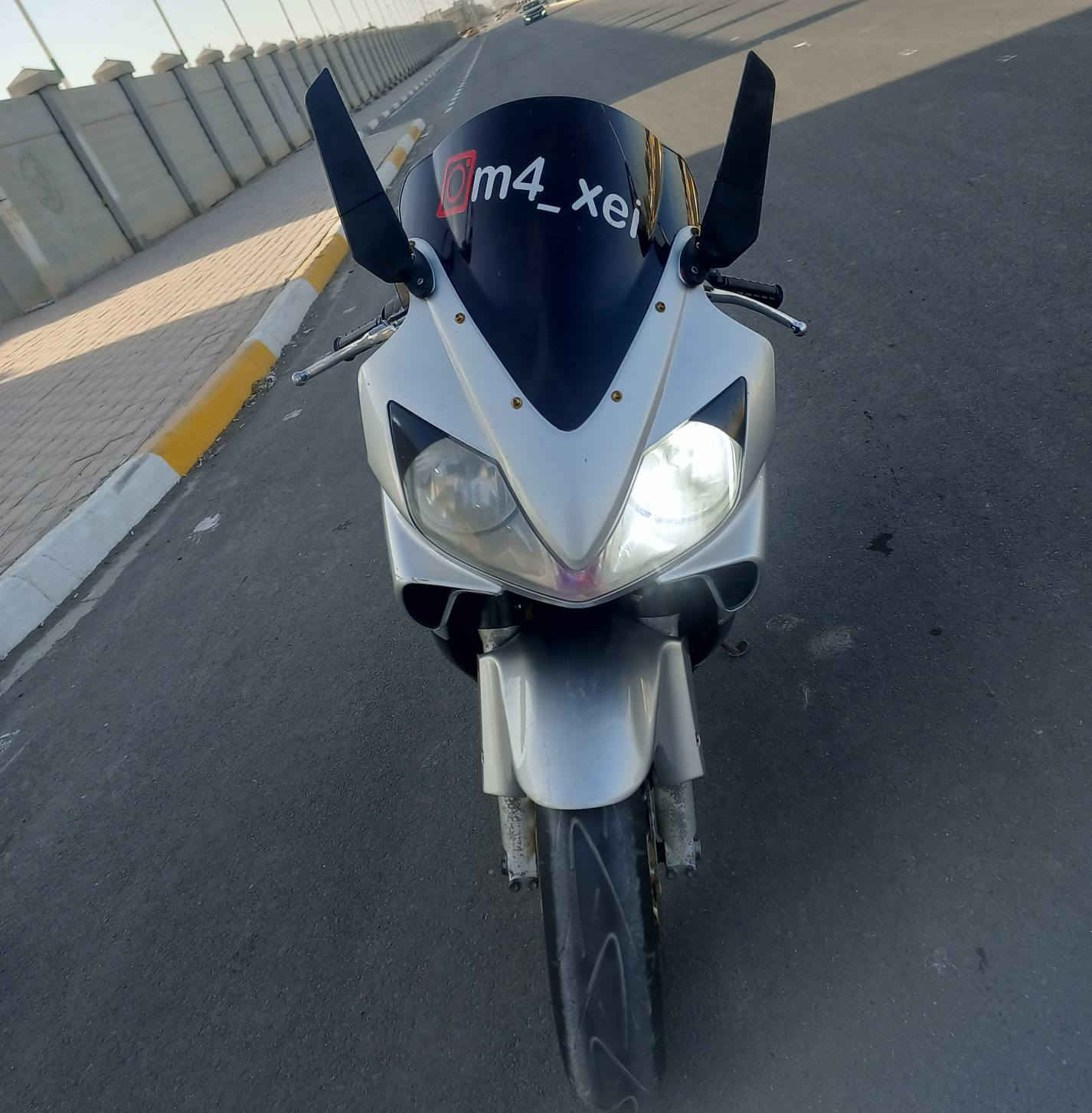 السلام عليكم.
افوراي للبيع رقم مثنى  الدراجه سبانه ما ممدود على مكينتها
ونوزل مو كابريتر ومعروف النوزل بنشاطه 
مابيها اي نقص وعليها ادامه دهن وفلتر ومي وباتري صالنصتها موجوده كاتم ودبل مرايات وياها 
مكاني كربلاء 
 السعر 38 
***********
