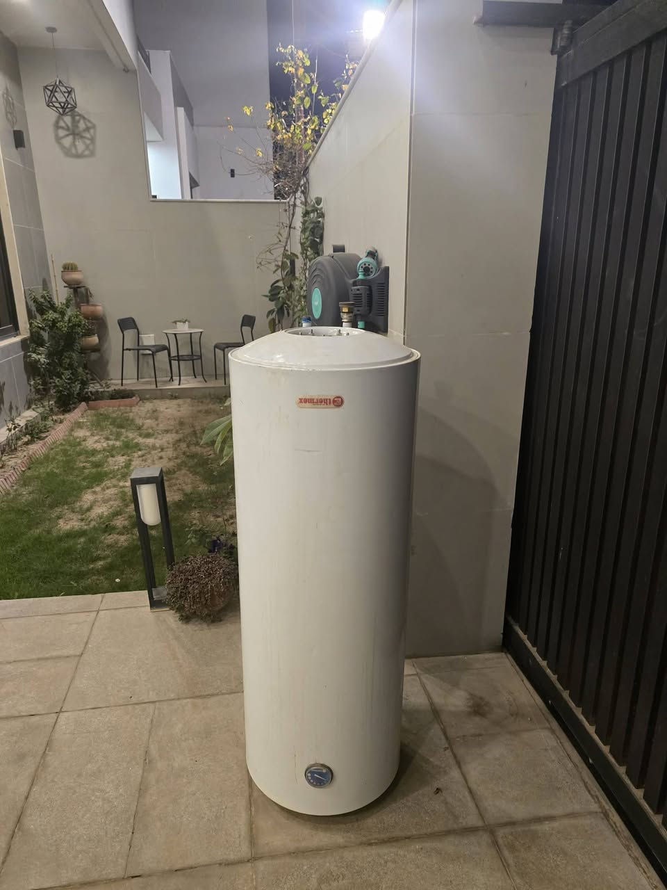 سخان ماء ماركة Thermex الروسية  سعة ٢٠٠ لتر مستخدم موسم واحد نقص اوتماتيك وهيتر للبيع بسعر 100 الف وبي مجال 
للاستفسار .. ***********
