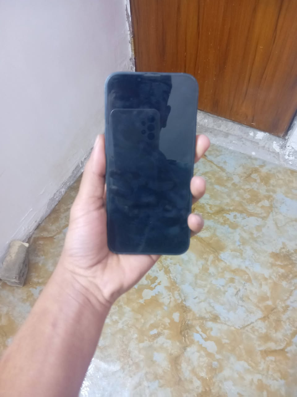 سلام عليكم اخوتي عندي هاذ ال13 العادي عربي شرق اوسط  ذاكرة ب128بطارية94 تليفون نضيف مال بيت نضافة عامة وتر ممفتوح رايدة ب425 وبي مجال حك جية مكاني بغداد مدينة ***********
