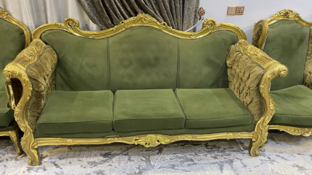 السلام عليكم طقم مصري زان ثلاثيه عدد 2 + كراسي عدد 4 + طاوله وسطيه ونضافته مثل الي ب الصور خير من الله 
السعر 600 الف وبي مجال انشاءالله 
العنوان البياع مواصلات الخامسه 
الاستفسار 
*********** 
***********
