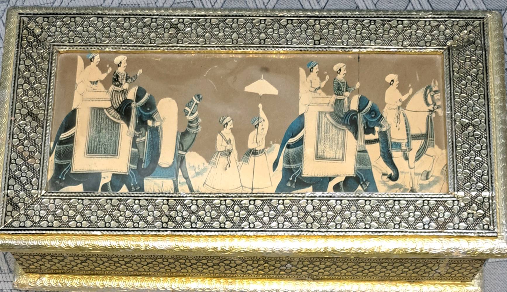 علبه خشب كبيرة مغلفه بالمعدن 
السعر ١٥ الف 
يوجد توصيل