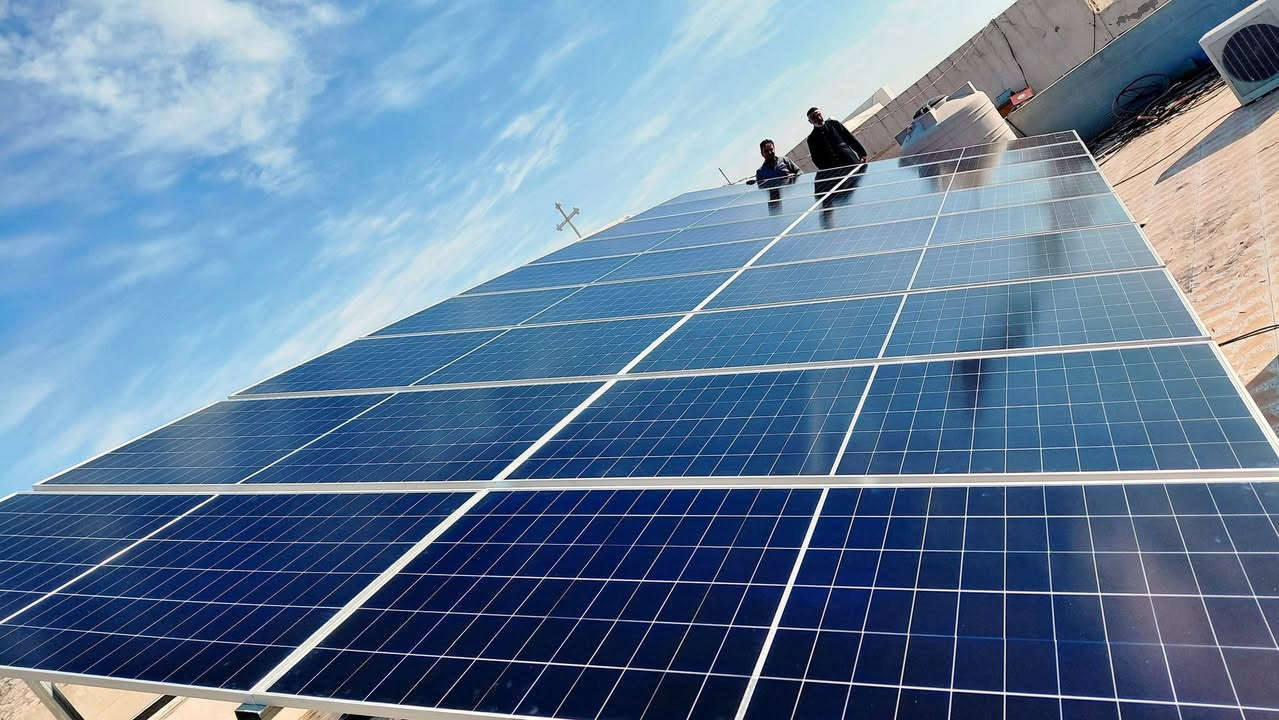 🔋 إنجاز جديد لمكتب روژ للطاقة الشمسية في #بحزاني 
🗓️ الاثنين22_12_2025
بفضل الله وبدعمكم المستمر، يسرّ مكتب روژ للطاقة الشمسية أن يعلن إكمال مشروع تحويل منزل الخوري جابر بنياميل كاهن كنيسة ماركوركيس في بحزاني  إلى منظومة طاقة شمسية متكاملة توفر كهرباء مستقرة على مدار الساعة 🌞، مع نظام تشغيل وإدارة كامل عن بُعد.
🚀 مواصفات المنظومة المنجزة:
🔸 ألواح شمسية 645واط × 18 – ضمان 15 سنة – شركة لونجي نانو سيراميك
🔸 بطاريات ليثيوم 15 كيلوواط × 2 بسعة 600 أمبير – ضمان 5 سنوات – شركة EVE – أكثر من 8000 دورة شحن
🔸 إنفرتر 12000 كيلوواط – قطعة واحدة – شركة Allolla – ضمان 3 سنوات
🔸 قدرة تشغيل مستمرة:
    • نهاريًا: 40 أمبير
    • ليليًا: 30 أمبير
🔋 استغناء تام عن المولدة
يأتي هذا الإنجاز ليؤكد التزام مكتب روژ للطاقة الشمسية بتوفير حلول طاقة متجددة موثوقة وآمنة تلائم المنازل والمشاريع التجارية على مدار الساعة، مع أعلى مستويات الجودة.
🌍 عناوين المكاتب:
📍 بعشيقة – حي الربيع – قرب كافتيريا الربيع
📍 شيخان – مفرق شيخان – قرب مطعم عنتاب
📍 سنجار – سنوني
📞 للاستفسار والتواصل:
المهندس قيدار: *********** – ***********
سلام سلو: *********** – ***********
📲 تابعونا على صفحة مكتب روژ للطاقة الشمسية لمشاهدة المزيد من الإنجازات والتحديثات.
#الطاقة_الشمسية #مكتب_روژ #طاقة_نظيفة #نينوى #العراق #بعشيقة #شيخان #سنجار #دهوك #الموصل #طاقة_متجددة #الاستدامة #روژ_تبدع #باعذرة #كوردستان
