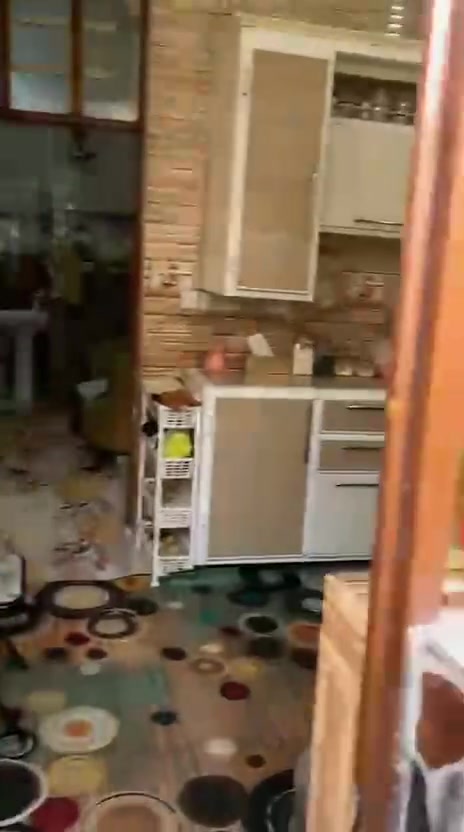 سلام عليكم بيت للبيع طابق ونص مساحه 100 متر 10*10  
عنوان سبع اقصور شارع المشروع مقابل مولد نوري الفريجي ثاني مولد الفرع كامل الخدمات البيت جديد والتفاصيل اكثر داخل الفيديو //  سعر 67 وبي مجال 
الهاتف //  ***********
