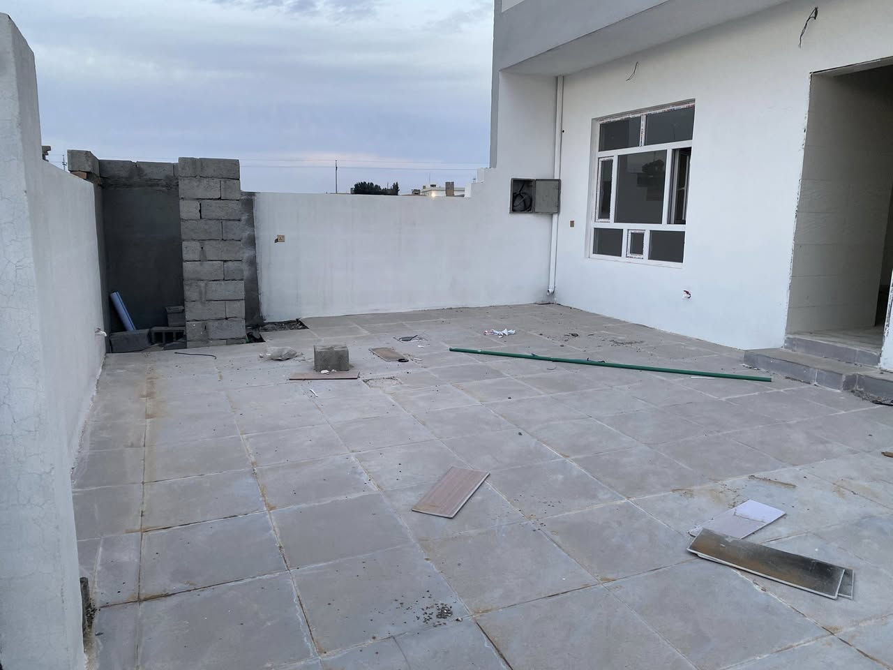 دار سكن 200 (طابو صرف)  طابقين في ملك شاه يتكون طابق الارضي غرفتين نوم و هول كبير و مطبخ و استقبال و حمامات داخلي و خارجي  و الطابق الثاني غرفتان و هول و حمامات  فول سيراميك 🛑 مع بير ماء 🛑 

السعر 65 قابل للتفاوض

***********
