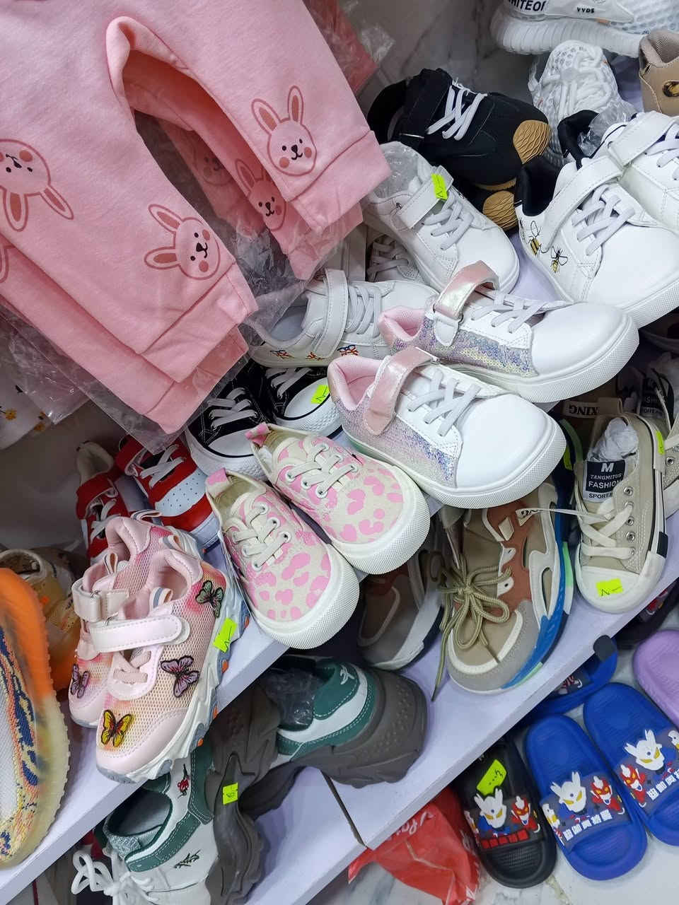 احذيه الاطفال والنسائيه متوفره 💫قياسات من ٢٢ لل٤٠ 
للحجز واتساب او ماسنجر
***********
