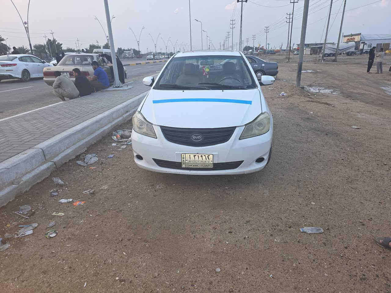 السلام عليكم بي واي دي مديل ١٣ رقم بصره تحويل المكيه وكير كورله بيكاجو الف ٦٠٠  الكير ع البك لا اكبسه مانزين  يلا يرجع بس بدوم ضربه ملكطه وبيه مكانات صبغ حداديه تخم تاير جديد عليه غرامات ينزلن من سعرهه ٥٠٠ الف السعر ٣٥ الشراي يتصل البصره الزبير ***********
