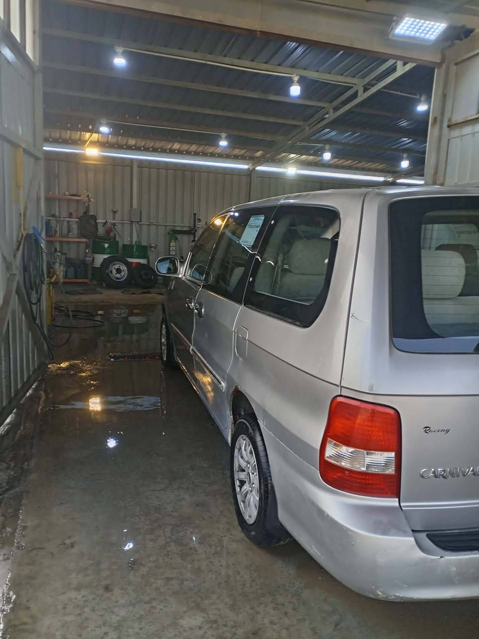 السلام عليكم 
من رخصه مسؤول الكروب المحترم
كيا كرنفال موديل 2004
بغداد مشروع وطني
مكينه كامري ام الجف
حجم مكينه 2200 اقتصادي
اللون سلفر رصاصي
كير اوتو
ويل كب 
سياره كامله 
السعر68$ وبيهه مجال للشراي 
مكان السياره التاجي قرب معمل غاز التاجي
للاتصال ***********
