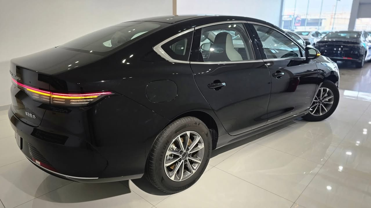 ‏🚘(BYD2025) ديسترويد
اسعار تنافسية وخيالية.  

⛔️ السيارة تعمل بنظامين الهايبرد HEV
⛔️ ونظام الالكترك بالكامل EV
⛔️ الشحنة الوحده للسيارة 55km
⛔️ اما بنظام الهايبرد1200km
⛔️لايت زنون LED 
⛔️ ناقل حركة أوتو 6 نمر
⛔️ محرك 1500 سي سي  
⛔️تشغيل السيارة بصمة + كارت 
⛔️ قطعتين تبريد
⛔️الدواخل مطعمة  ألمنيوم
⛔️ عداد شاشة دشبول  
⛔️شاشة Apple Car play
⛔️  كاميرا دوارة
⛔️بك لايت LED
⛔️اريل نفكيشن 
⛔️هاند بريك بصمه 
⛔️ مقود جلد حياكة 
⛔️حساس خلفي 
‏⛔️ AIR BAH للوسائد الهوائية 
⛔️ المقاعد جلد بطابع الرياضي
⛔️ اللون أسود 
⛔️  تتسع المقصورة ل 5 ركاب
⛔️ المودات والأوامر الصوتية
⛔️  فحص أنظمة السيارة 
⛔️  حساسات ضغط اطارات 
‏⛔️ Bluetooth 
⛔️ شاحن وايرليس 
⛔️حاملات الاكواب 
‏⛔️   ABS 
‏⛔️   ISO Fex  ايزو فكس
⛔️  نظام مانع الانزلاق
⛔️  اشارة في المرايا الجانبية
⛔️  مخرج منفذ الطاقة

للا استفسار  اتصل*********** اتصال او واتساب
 متوفر 3الوان   وهديه وياهن +بدون دلاليه
