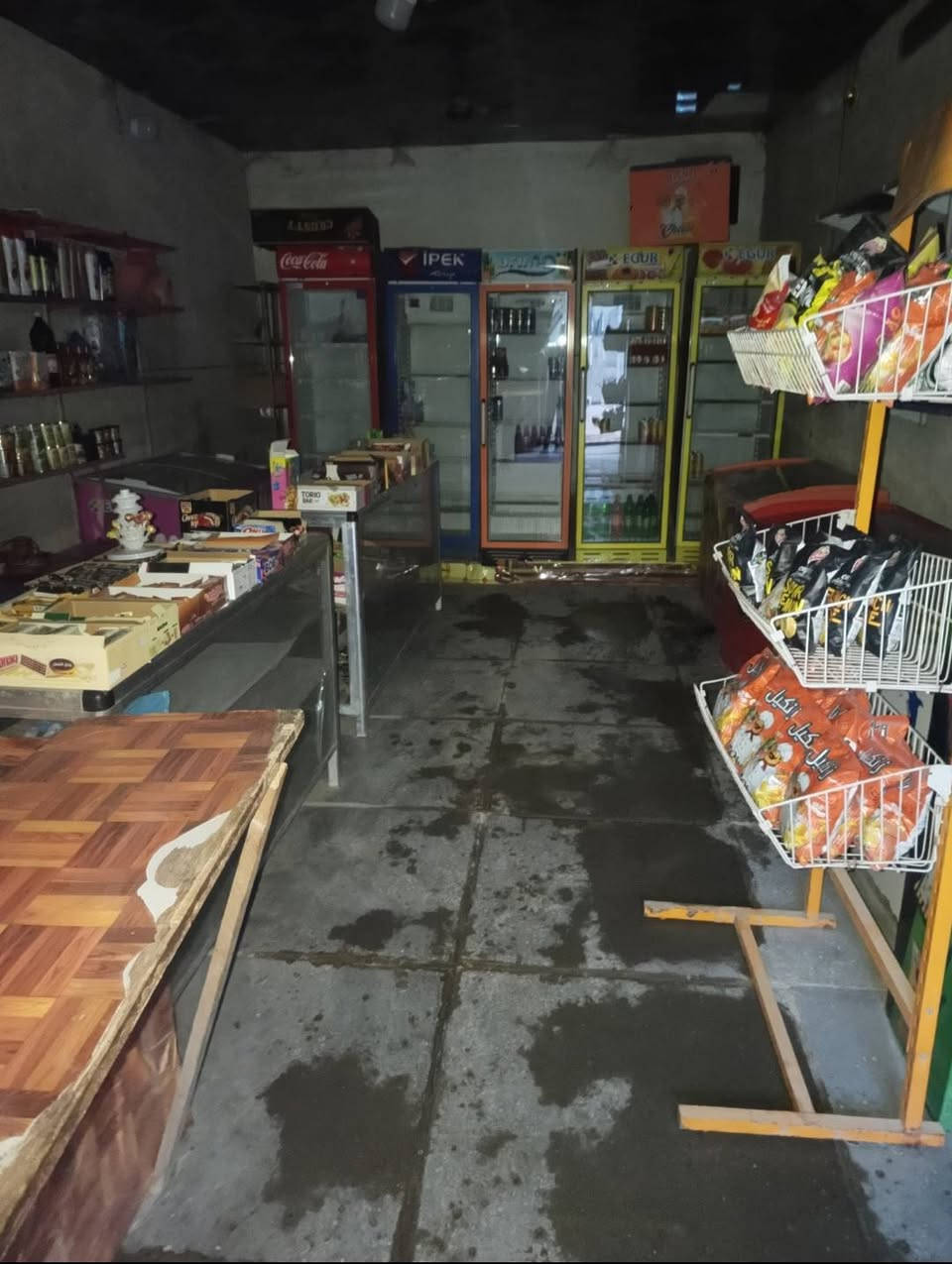 سلام عليكم محل جاهز عارضات ورفوف وميوزه للبيع ***********
