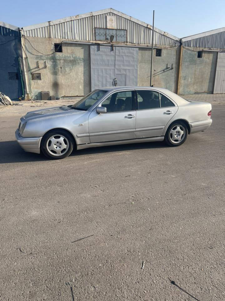 سلام عليكم مارسدس ام عيون مديل1997سنويه منتهيه حداديه نص عمر مكينه 8سلندر بيه جراد صبغ قماره مصبوغه حزام بيه نقوصات قليله  المكان بصره السعر 72وبيه مجال رقم الهاتف ***********
