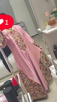 كلابيه وردي فاتح • قماش دبي • مقاسات ٣٨-٤٢