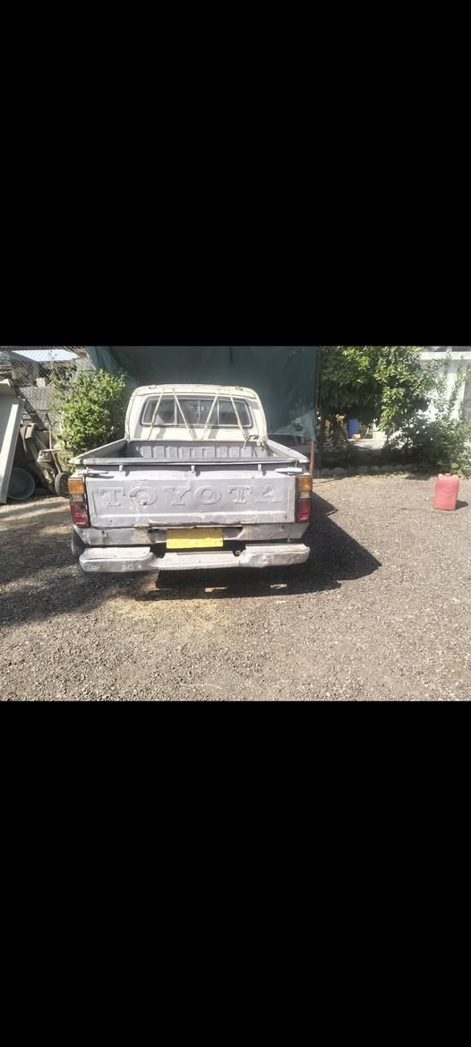 السلام عليكم وعليكم السلام للبيع سياره بيكم تيوته للبيع موديل 82 نضيفه 4نمر اصوليه رقم انبار حمل للاستفسار اتصل على*********** المكان الفلوجه النساف
