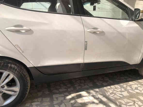 السلام عليكم عندي توسان موديل 14 سيارة نضيفة ما عدا الباب اليسر بي شخطة كما في الصورة  ماشية 107 كيلو متر السيارة بسمي من الاستلام رقم جديد المكان بغداد الأمين الثانية السعر 160 وبي مجال .
الاستفسار 
***********
