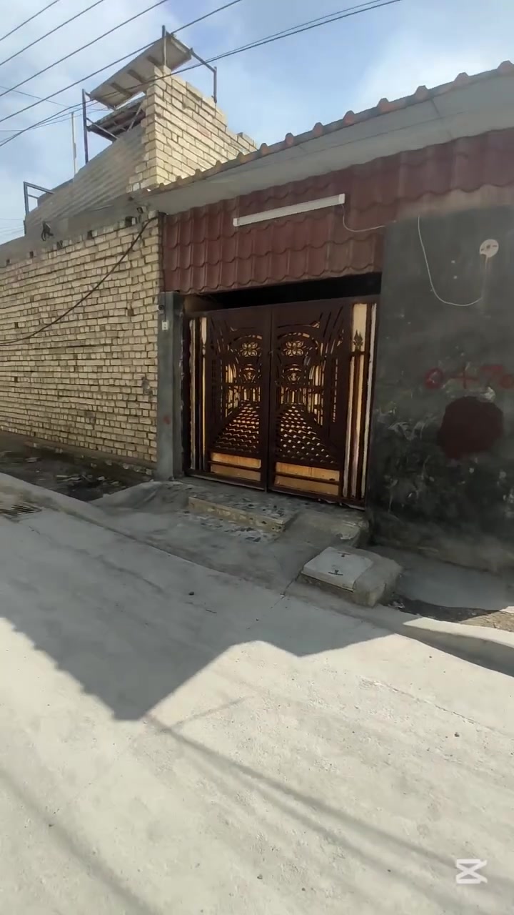 سلام عليكم توفر عندي بيت زراعي  مساحه 100متر --جبها 4--نزال --25-- طابق ونص --بي غرفتين منطقه كامله  كل الخدمات مي مجاري كهرباء تبليط  موقع البيت البلديات الضباط خلف الصحفيين قرب مدرسه زين القوس منطقه حي الامير فرع 10متار البيت صاير بصف ركن الاستفسار اكثر ***********رد واتساب ماسنجر
