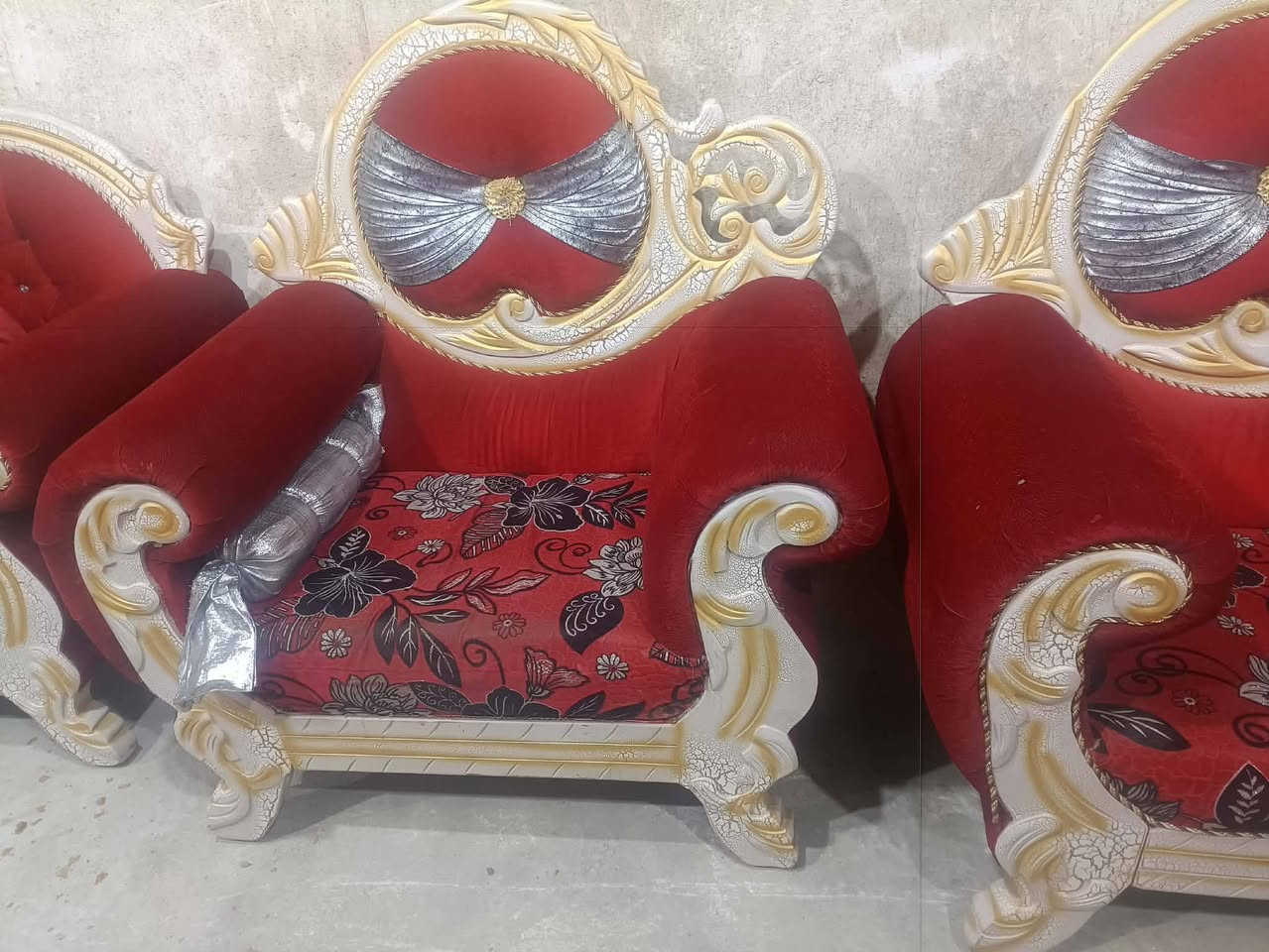 تخم ملكي عشر مقاعد جدا نظيف سبب البيع ماعندي مكان كافي الا السعر 500 بي مجال
رقم ***********
