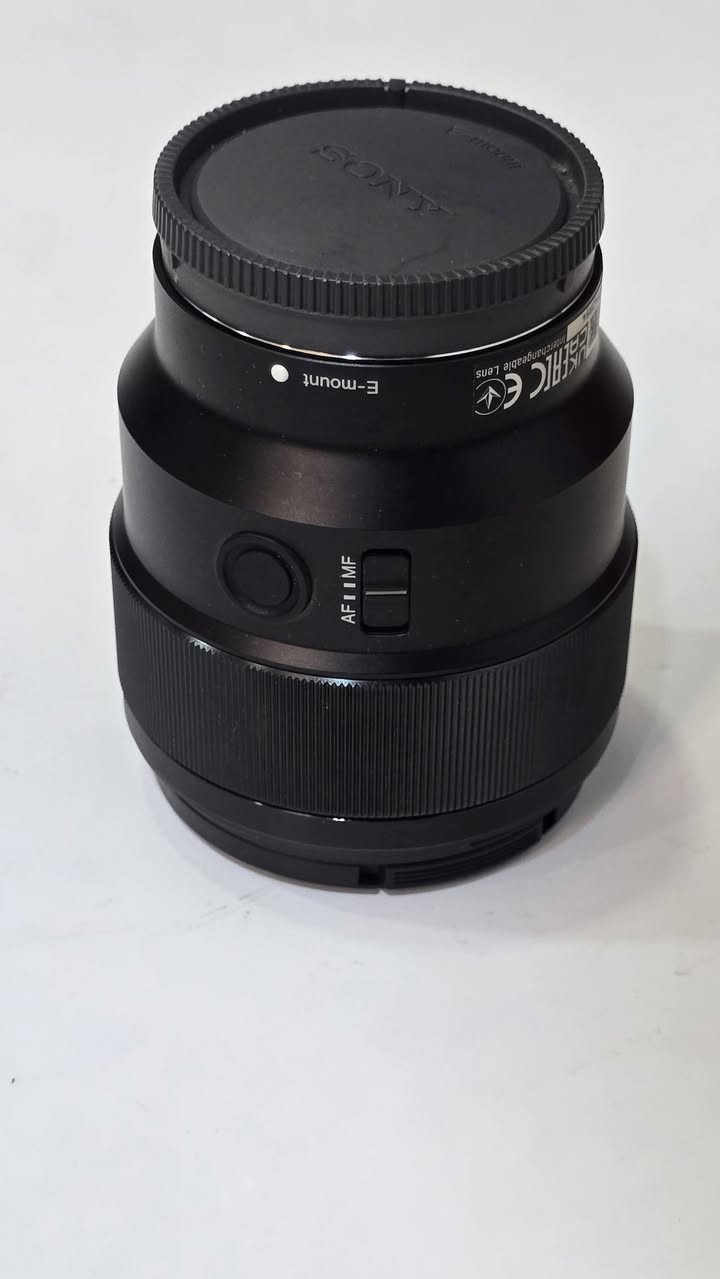 كاميرا Sony A7 IV الشتر 25k
عدسة Sony FE 85mm f/1.8
جيمبل DJI RS 3 Pro 
شاشة Godox GM6S و البطارية كيبل
كلهن شغالات ونضيفات استعمل تصوير اعلانات وتركنا هل مجال لغرض الدراسة
بسعر 4 ملايين ونص
 يوجد توصيل

***********
