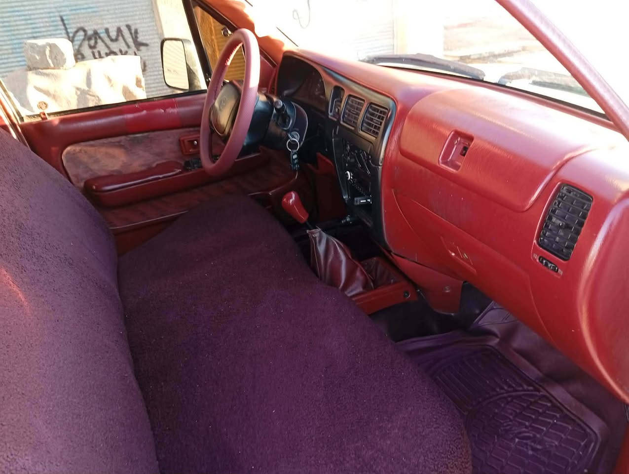 توێتا ئەڕنەب مۆدیل 2002
مەکینە سپی ناوسوور 
چوار جام کارەبا ئاوینە کارەبا 
سڵایت تەبریدو پاوەر ماڵی دۆستە سەیارەکە علووجە ماڵی مەدەنی بەشەرت 
***********
