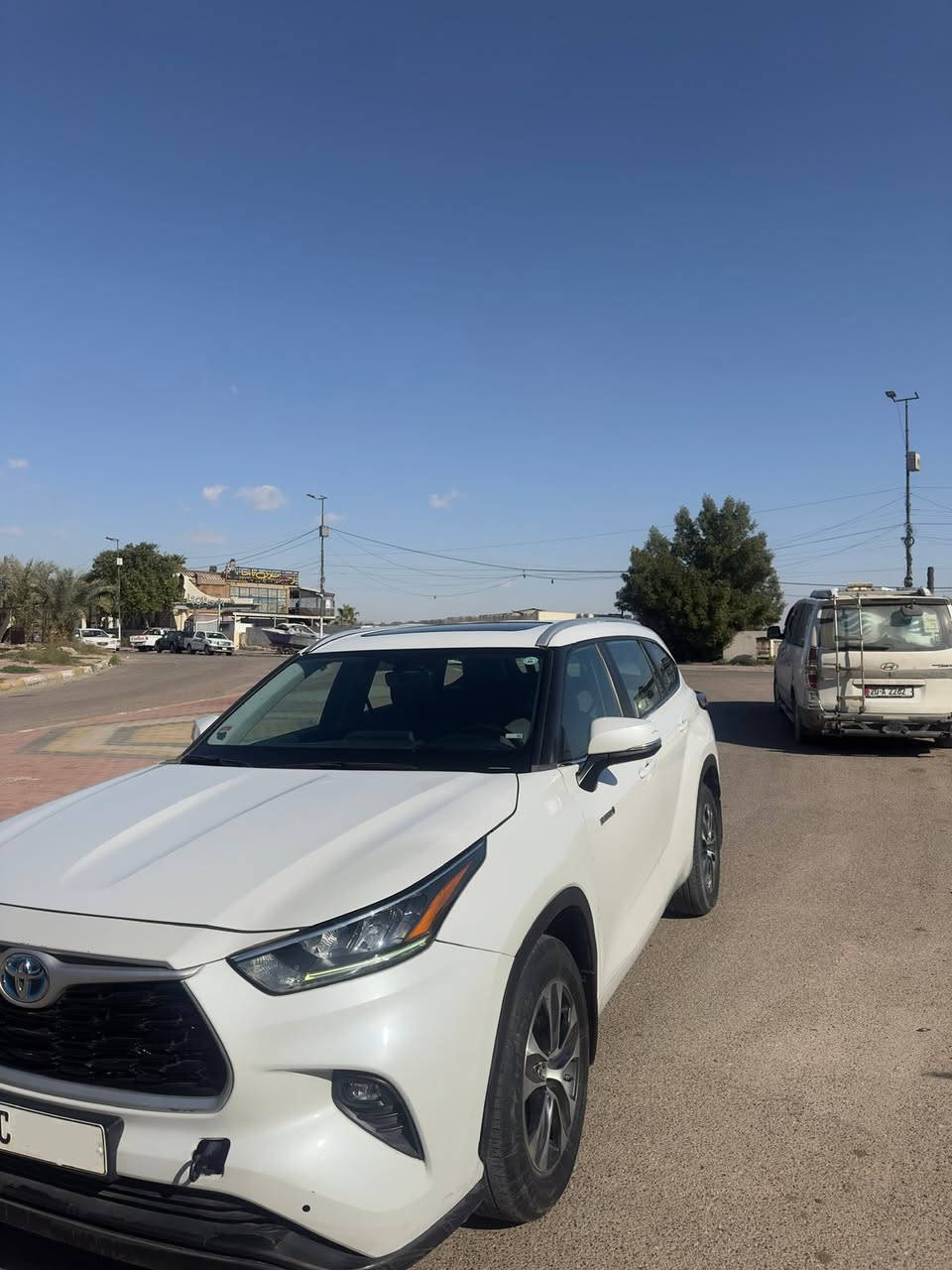 للبيع Toyota Highlander Hybrid 2023 وارد خليجي – وكالة ساس
تفاصيل السيارة:

* الموديل: 2023
* اللون: صدفي (Pearl White) مميز
* الممشى: 38,000 كم فقط وقابل للزياده
* النوع: هايبرد (اقتصادية جداً بالبنزين)
* المصدر: وارد خليجي – وكالة ساس
* الضمان: باقي داخل الضمان كير ومكينه وبطاريات 

حالة السيارة:
السيارة نظيفة جداً من الداخل والخارج، استخدام شخصي، صيانة منتظمة.
بيها حادث خفيف (سطحي) في الجاملغ الأمامي جهة السائق وخشم البنيد ايرباكاتها سليمه، الضرر تجميلي فقط وما مأثر على الشاصي أو الماكينة نهائياً

المواصفات:

* محرك 4 سلندر + نظام هايبرد (قوة مع صرفية قليلة)
* دفع رباعي 
* 7 ركاب (3 صفوف مريحة)
* شاشة وسطية + نظام Apple CarPlay / Android Auto
* كاميرا خلفية + حساسات أمامية وخلفية
* مثبت سرعة
* تشغيل بصمة + دخول ذكي
* مكيف ثلاثي (أمام + خلف)

📌 ملاحظة
* السيارة جاهزة للفحص بأي مركز تختاره، ومرحّب بأي خبير
* سعر السياره 340$ورقه وبيها مجال 

📞 للتواصل: (***********)واتساب 
📞 للتواصل:(***********)اتصال
