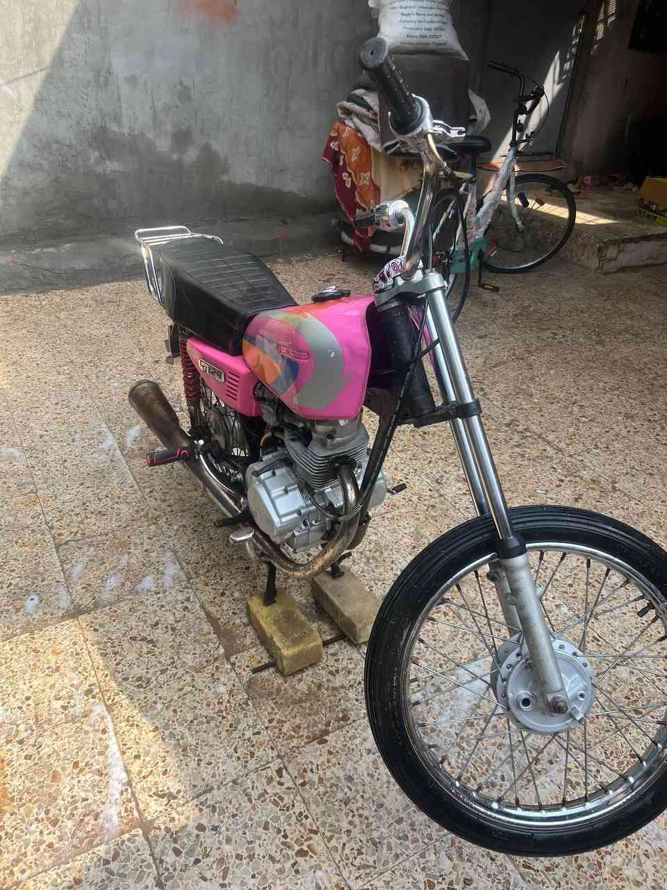 السلام عليكم ورحمة دراجه ايراني ادوات الراجه شغاله الدراجه وين ما تريد روح بيه كلشي ما بيه السعر 200 مستعجل علئ بيعه كلش ***********
