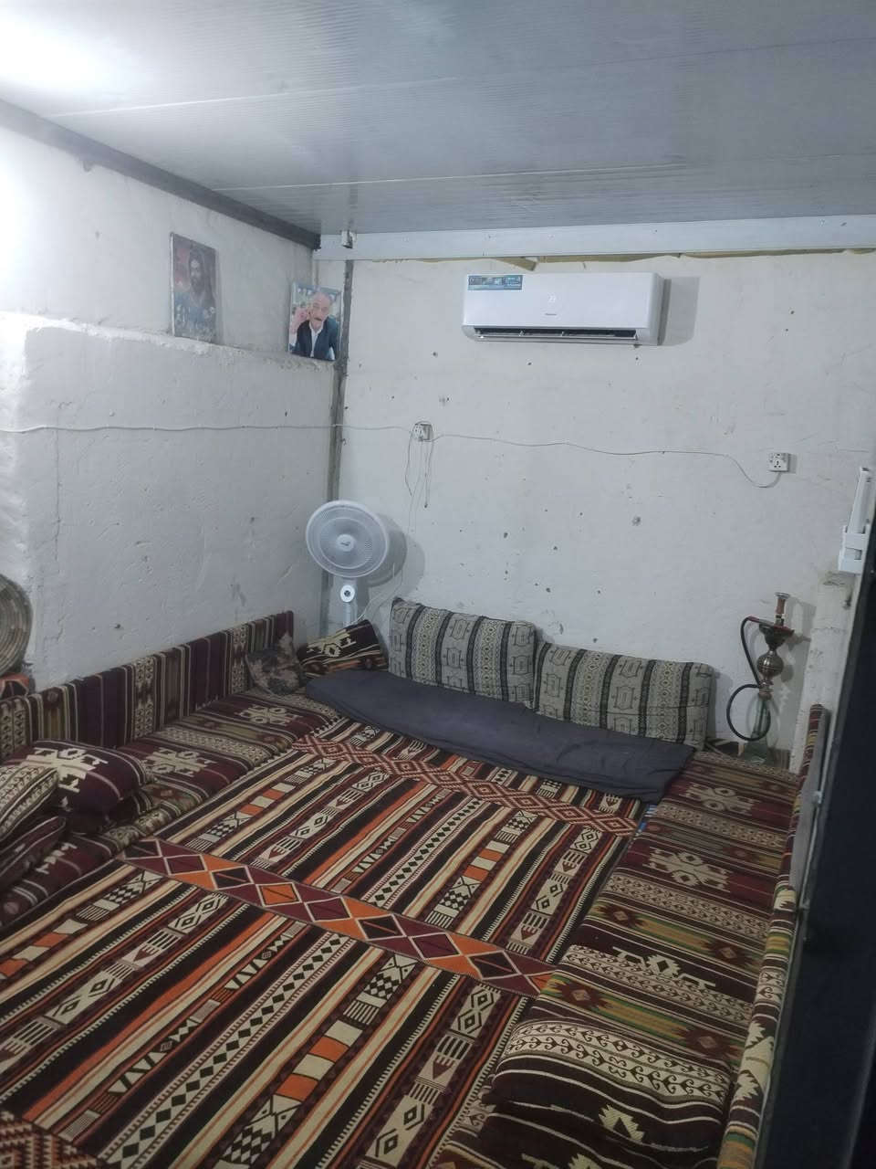 للبيع بيت في البصرة منطقة نضران خلف معمل البسامير يحتوي على غرفتين وصاله ودوانيه وصحيات ومنور صغير وترك خل البيت البيت داخل فرع خامس بيت السعر 60 مليون وقابل للتفاوض للاستفسار ***********
