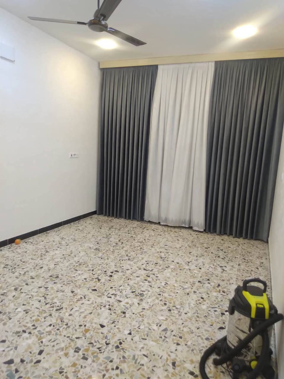 السلام عليكم بيت طابو زراعي صرف قرار محكمة عقد ٢٥ طابق ونص مساحتة ١٢٥ منطقة حلوة وبية كافت الخدمات عرض شارع ١٥ متر الأمين شهداء نفط للبيع اتصل ***********
