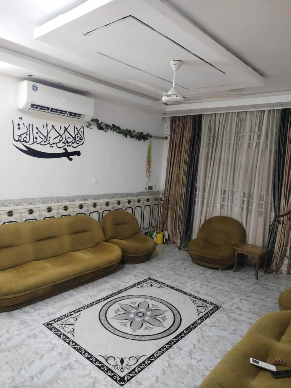 بيت للبيع نهايه الشهداء ثالث فرع ع يمنه زراعي سند 17  قريب على الشارع العام مساحه 130 متر طابقين سعره 95 كما موضح في الصور للاستفسار على هذا الرقم ***********
