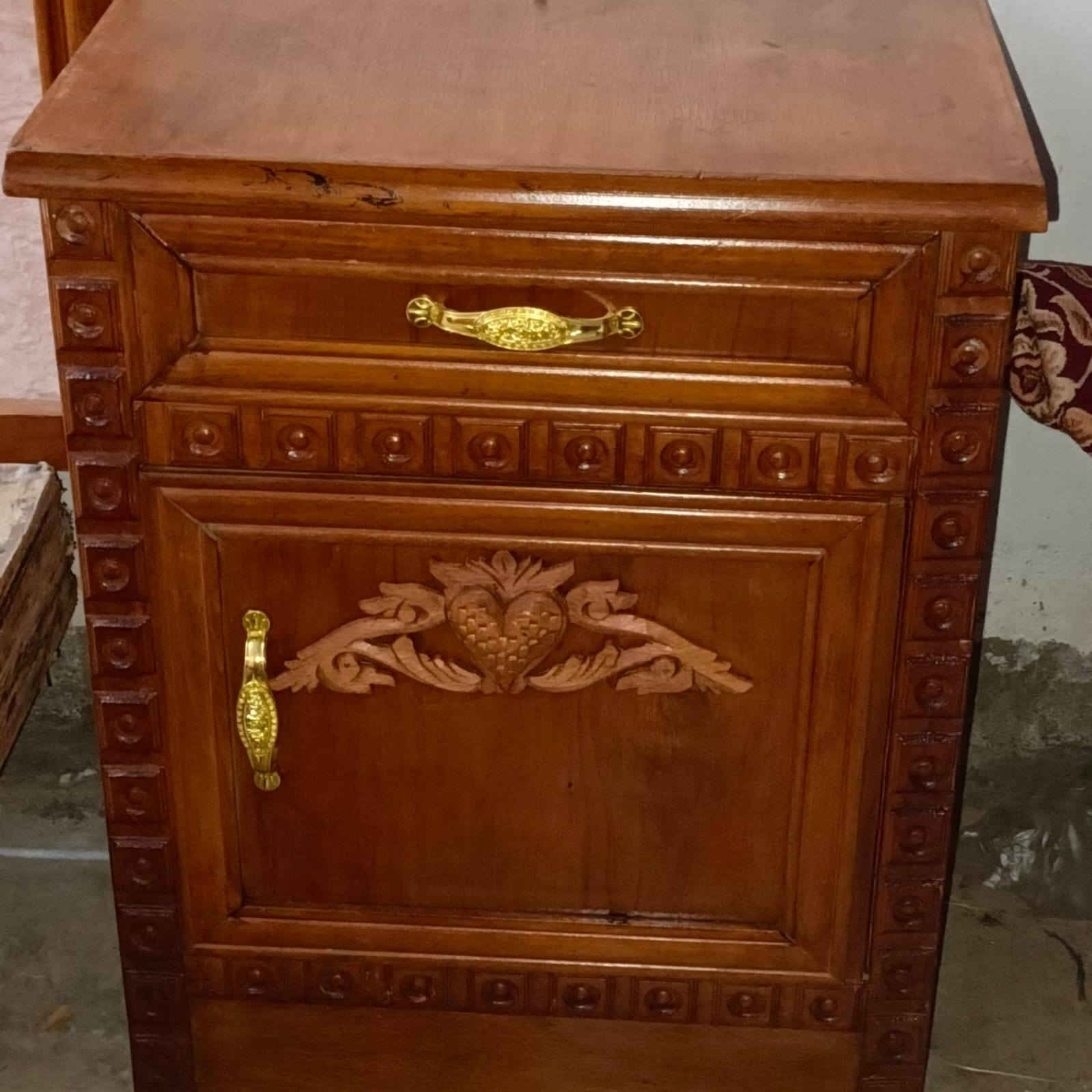 سرير نفرين زان شغل درجه اولى مع كومديات السعر 150.
سرير نفرين زان السعر 110.. 
كنتور بابين ملحق السعر 125.
حي المعلمين. ***********....
.............
