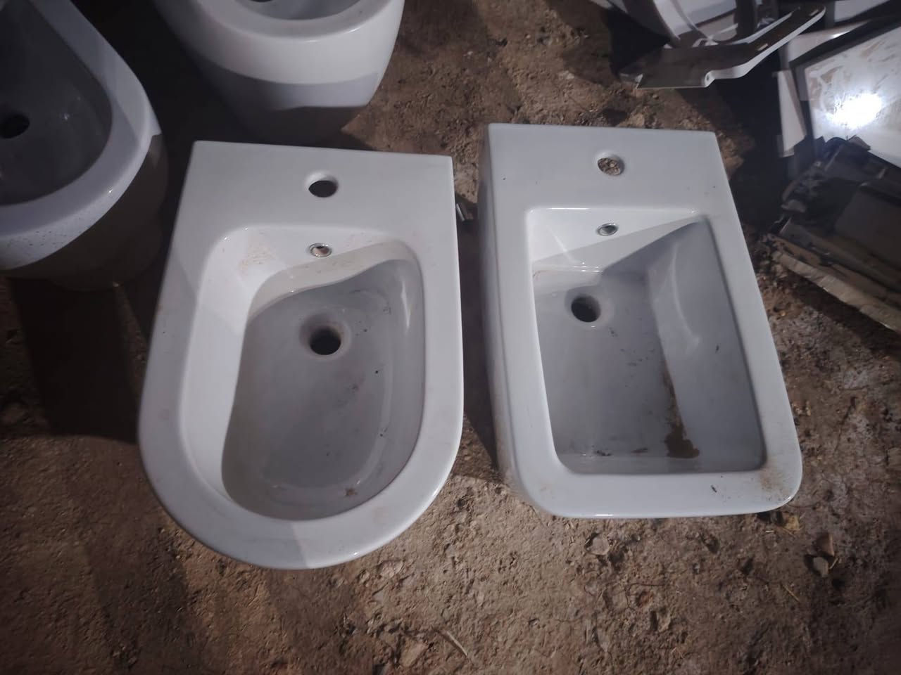 للبيع مغاسل ومقاعد غربيه جديد الصلي سعر 12 الف *********** مكاني رميثه
